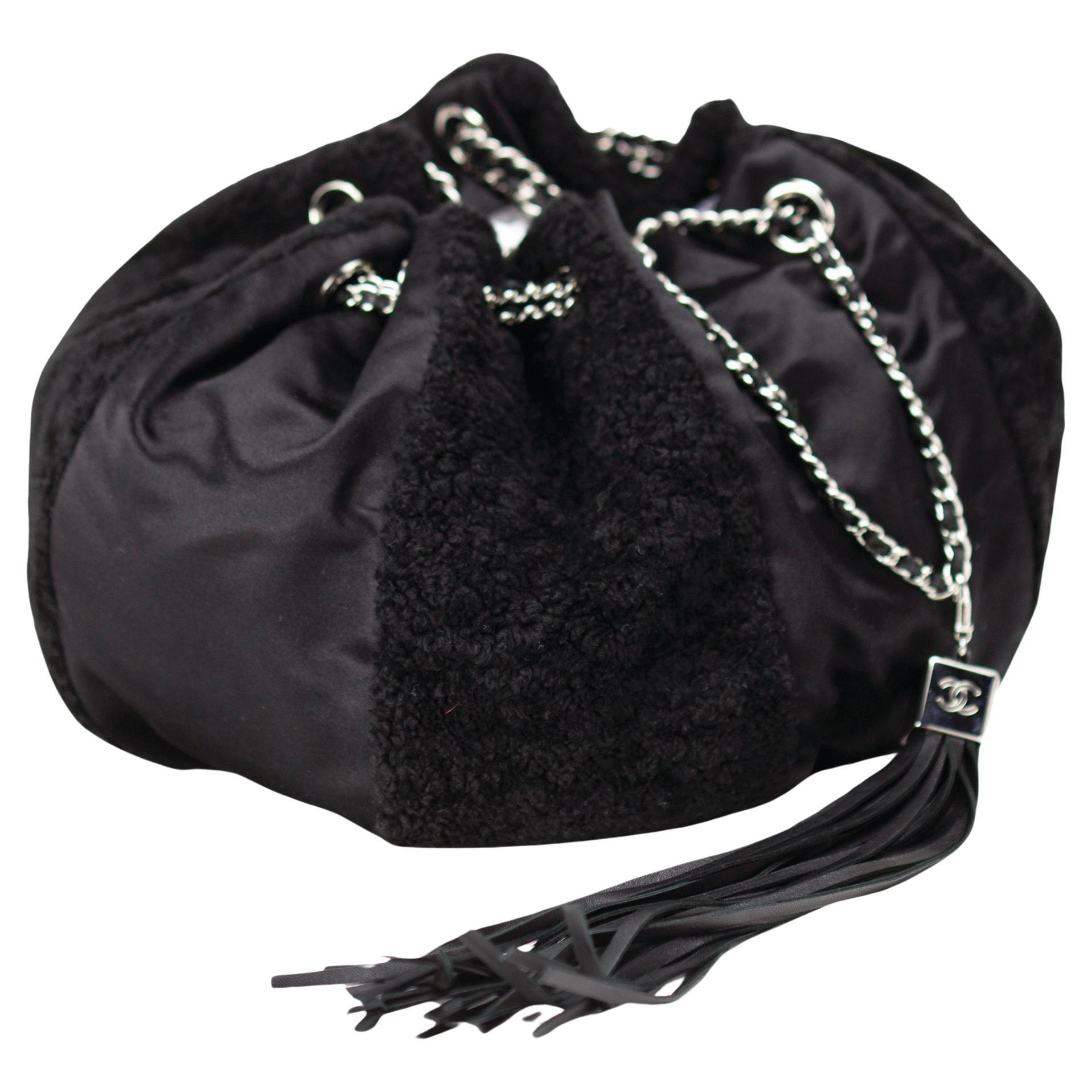 Chanel 2004 Vintage Schwarze Shearling Satin Tasche mit Kordelzug und Quaste aus Satin  im Angebot