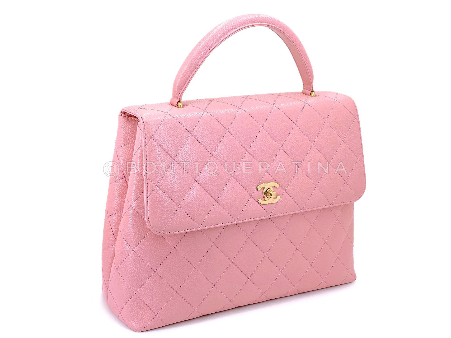 Article de magasin : 68948
Avant le Coco Handle et le Trendy CC, Chanel a sorti sa version du sac Kelly.

Sac de dame, également vu sur la princesse Diana, ce classique de Chanel a une allure formelle qui habillera n'importe quelle tenue. Elle est