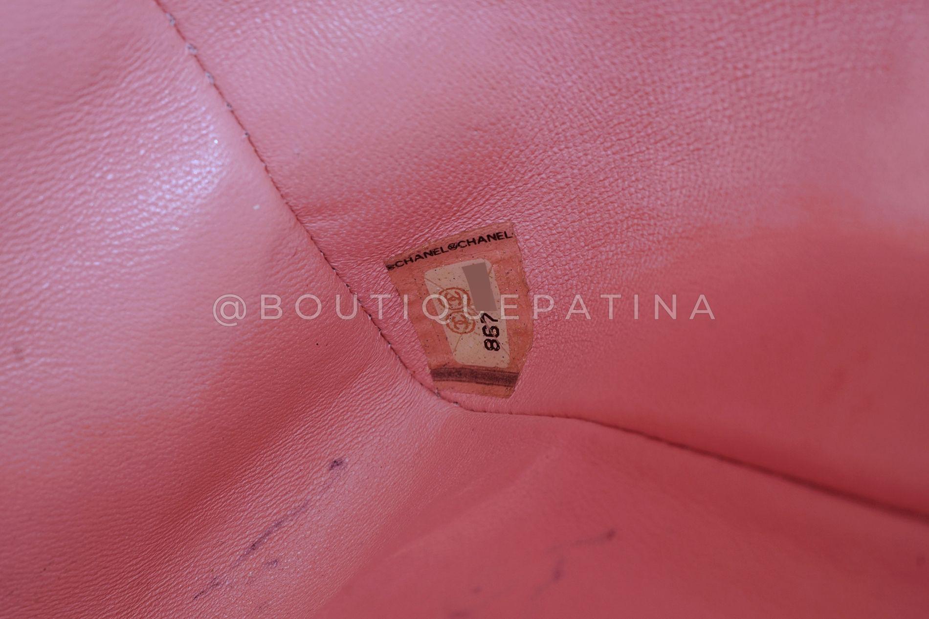 Chanel 2004 Vintage Sakura Pink Caviar Medium Classic Double Flap Bag SHW 68532 en vente 7