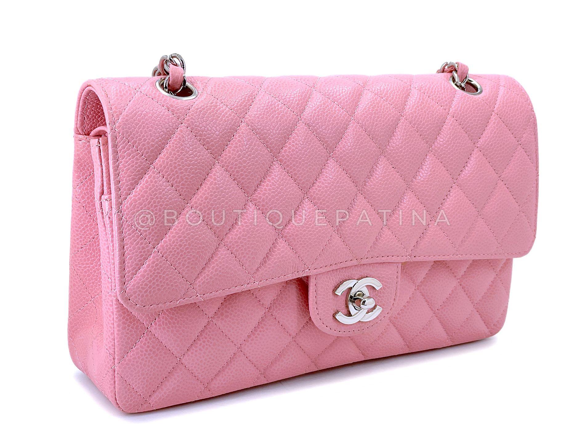Rose Chanel 2004 Vintage Sakura Pink Caviar Medium Classic Double Flap Bag SHW 68532 en vente
