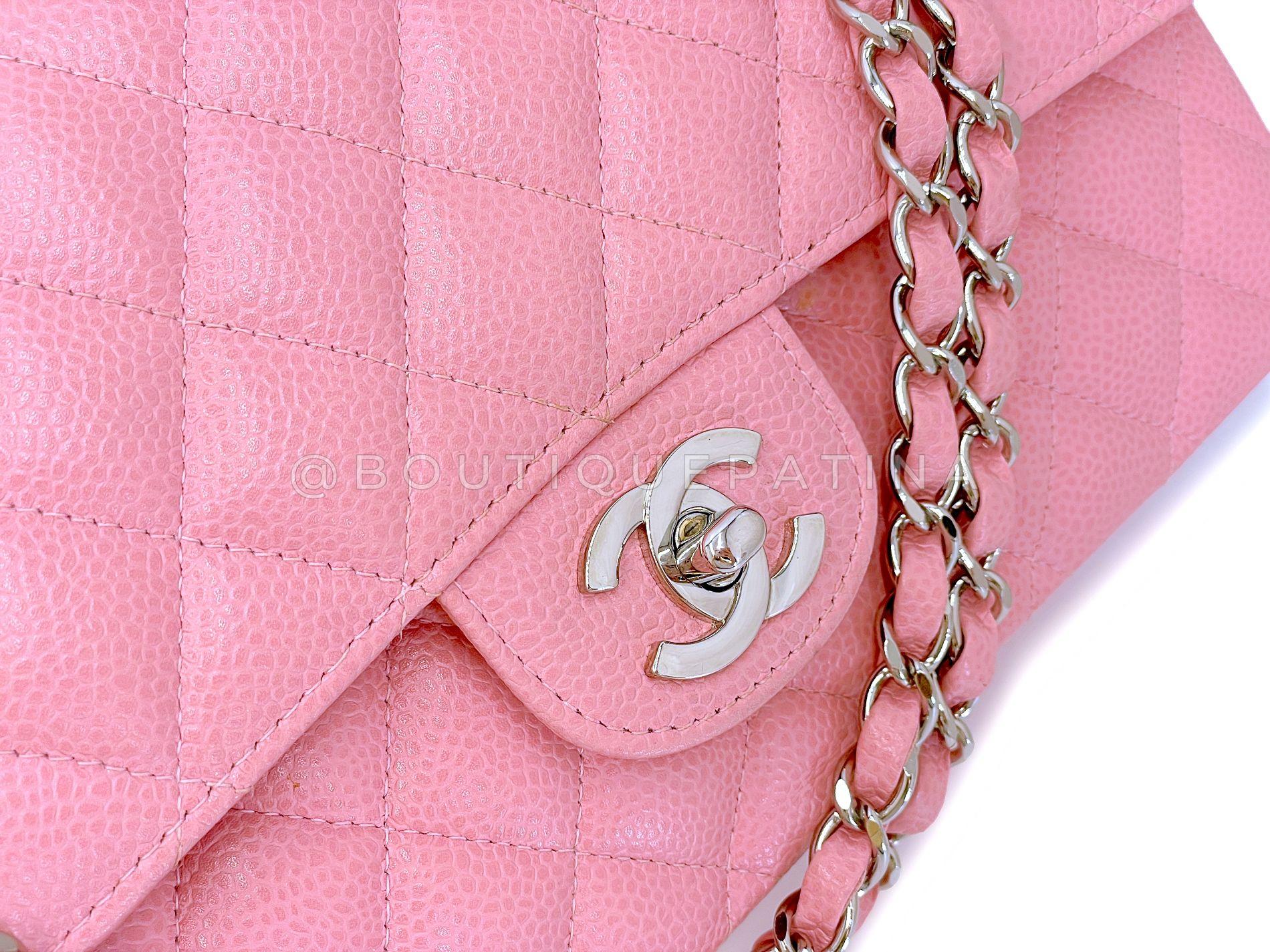 Chanel 2004 Vintage Sakura Pink Caviar Medium Classic Double Flap Bag SHW 68532 en vente 3