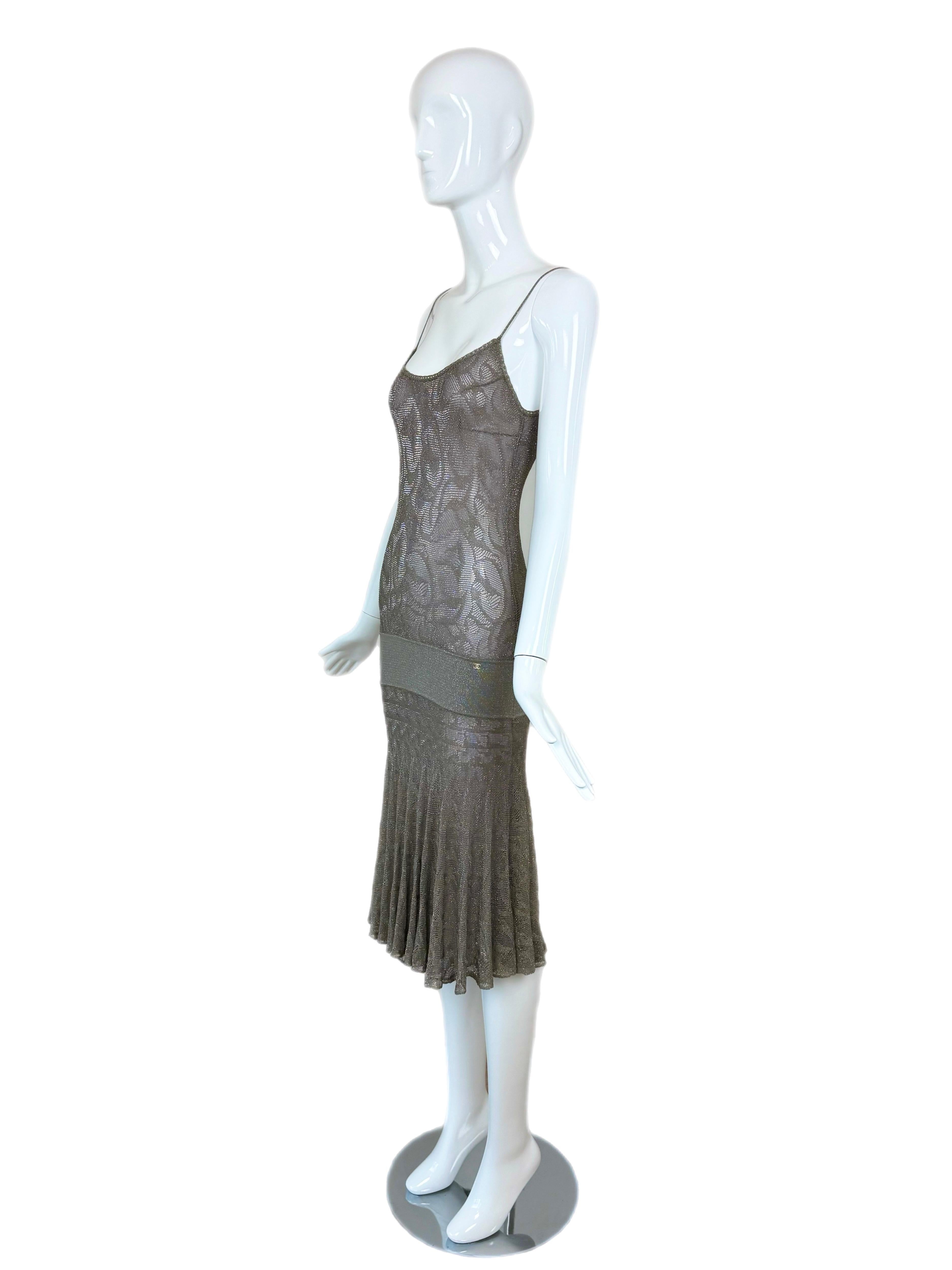 Chanel par Karl Lagerfeld
FW04
Vintage
Gris étain couleur argent
Design/One orné de pointelle et de dentelle
Il s'agit d'une robe vraiment spéciale, qui n'a rien d'ordinaire ou d'ennuyeux.
Doublé d'une soie violette irisée et chatoyante qui prend