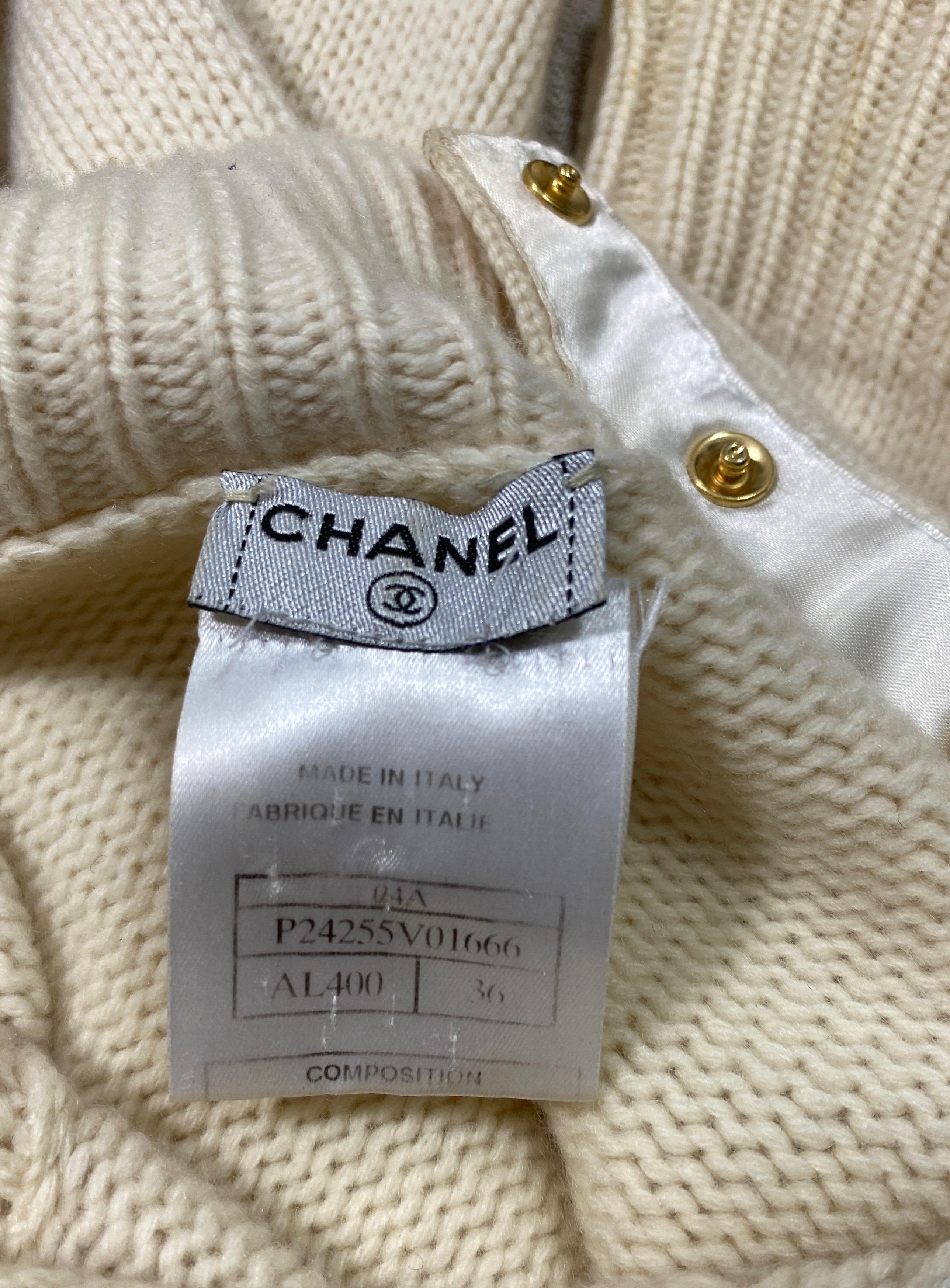 Chanel 2004A Elfenbeinfarbener Pullover aus Kaschmirstrick mit Logo-Schnappverschlüssen-Größe 36 im Angebot 10