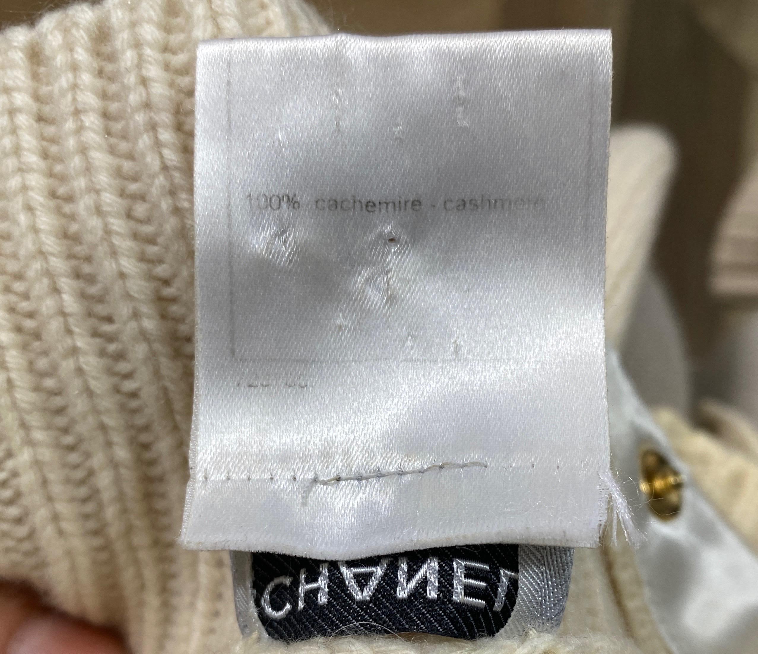 Chanel 2004A Elfenbeinfarbener Pullover aus Kaschmirstrick mit Logo-Schnappverschlüssen-Größe 36 im Angebot 11