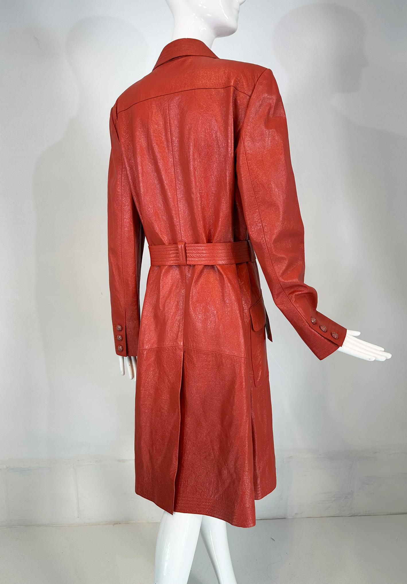 Chanel 2004P  Ziegelroter glasierter Ledermantel mit Gürtel und Gürtel und Emaille-Knöpfen 44 5