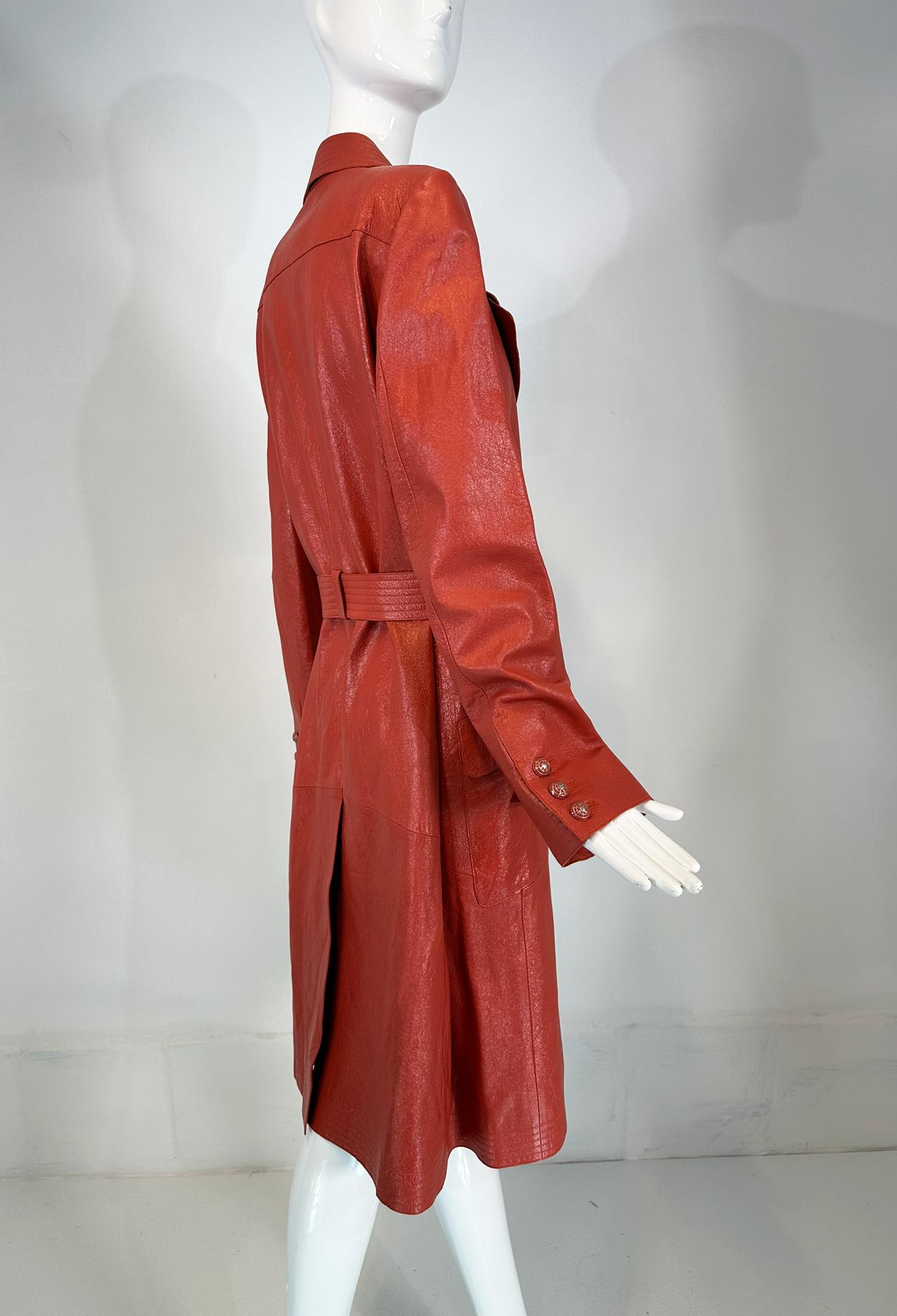Chanel 2004P  Ziegelroter glasierter Ledermantel mit Gürtel und Gürtel und Emaille-Knöpfen 44 6