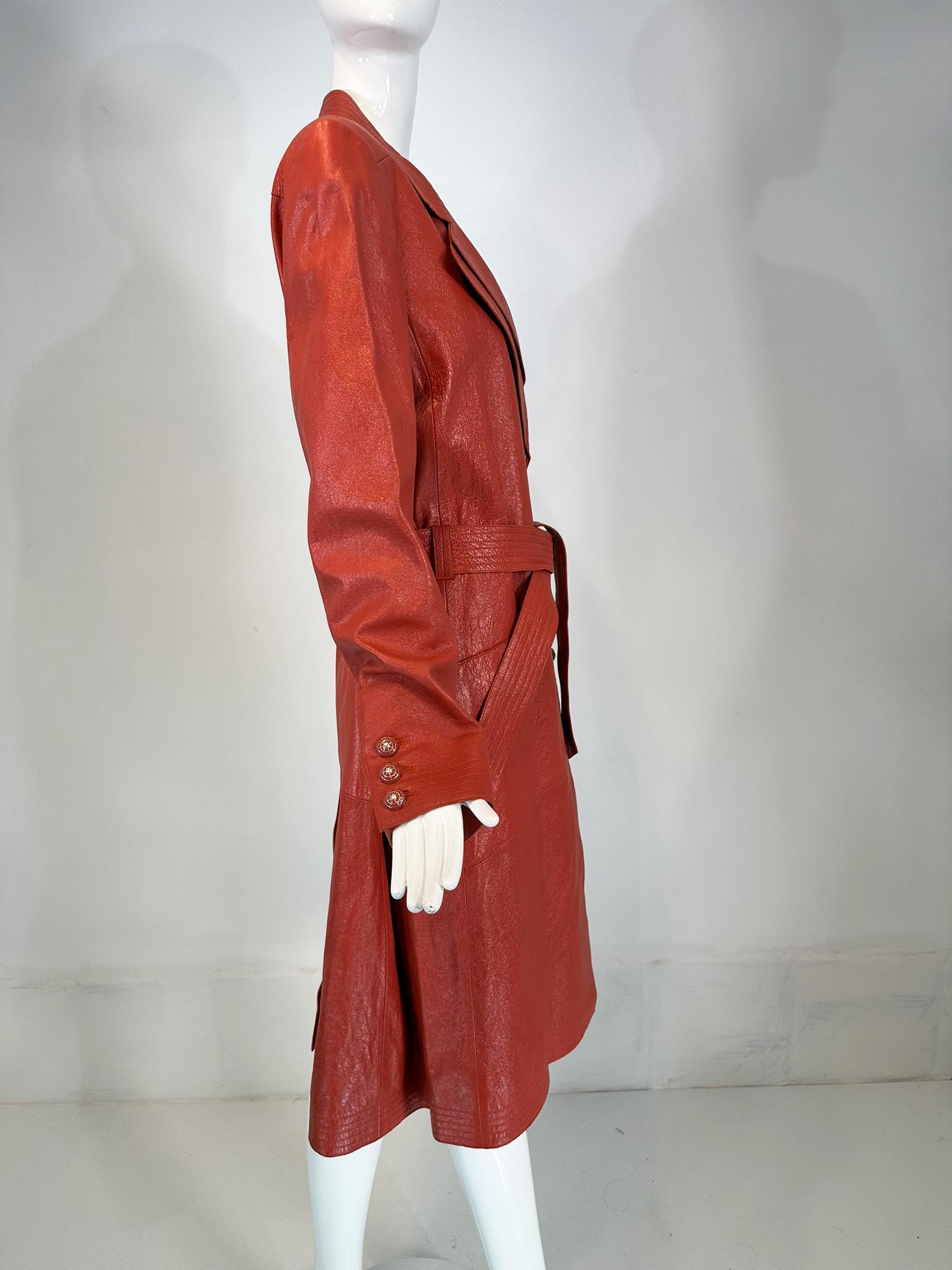 Chanel 2004P  Ziegelroter glasierter Ledermantel mit Gürtel und Gürtel und Emaille-Knöpfen 44 7