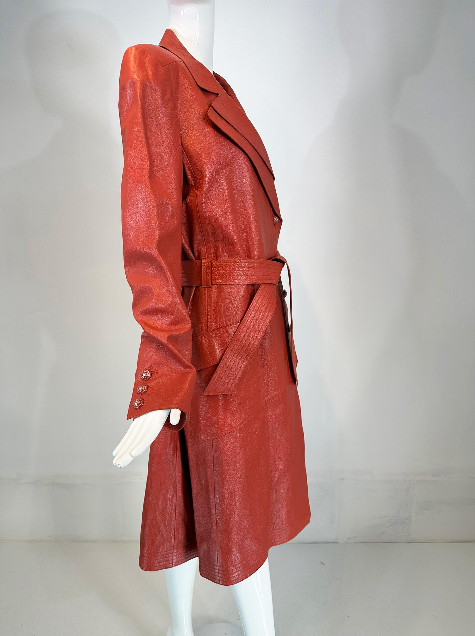 Chanel 2004P  Ziegelroter glasierter Ledermantel mit Gürtel und Gürtel und Emaille-Knöpfen 44 8