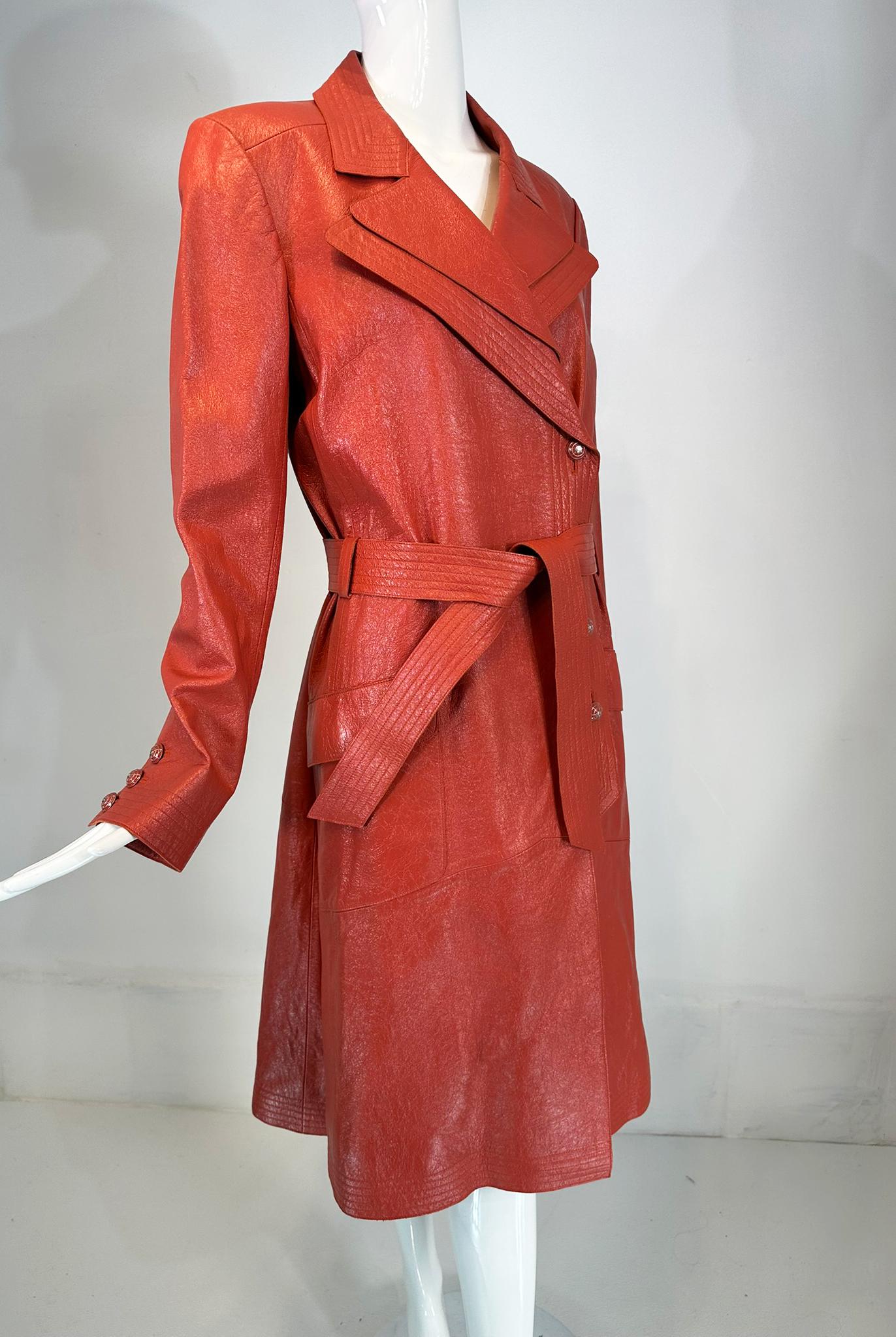 Chanel 2004P  Ziegelroter glasierter Ledermantel mit Gürtel und Gürtel und Emaille-Knöpfen 44 9