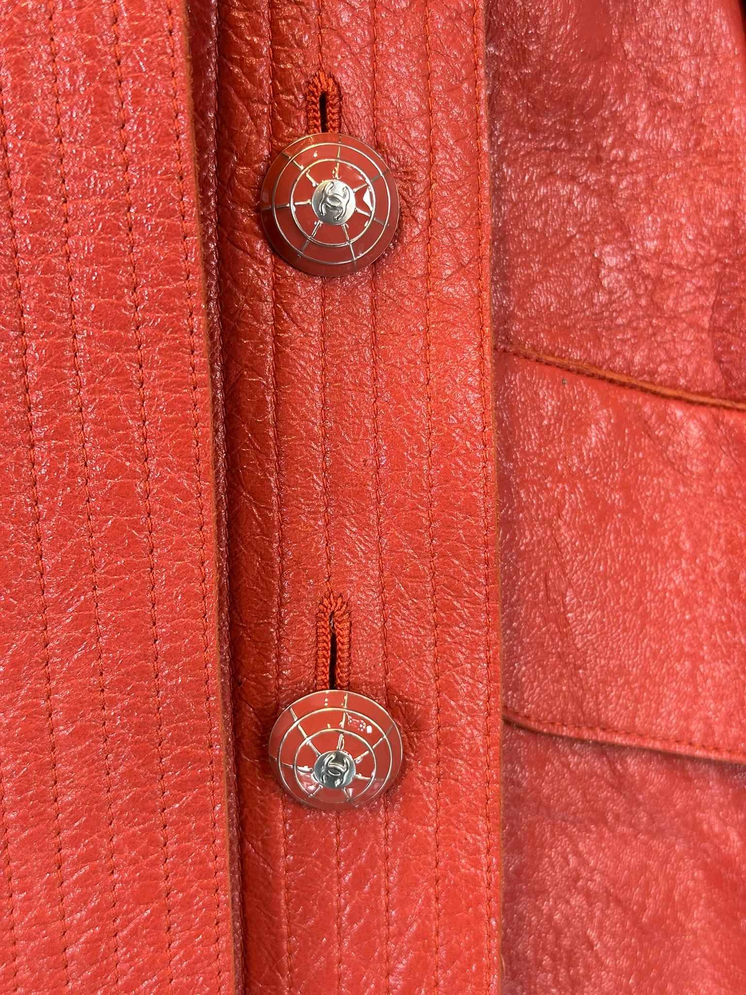 Chanel 2004P  Ziegelroter glasierter Ledermantel mit Gürtel und Gürtel und Emaille-Knöpfen 44 10