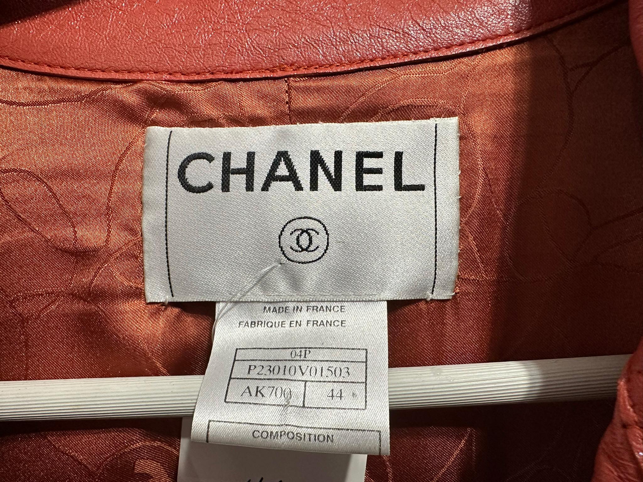 Chanel 2004P  Ziegelroter glasierter Ledermantel mit Gürtel und Gürtel und Emaille-Knöpfen 44 11