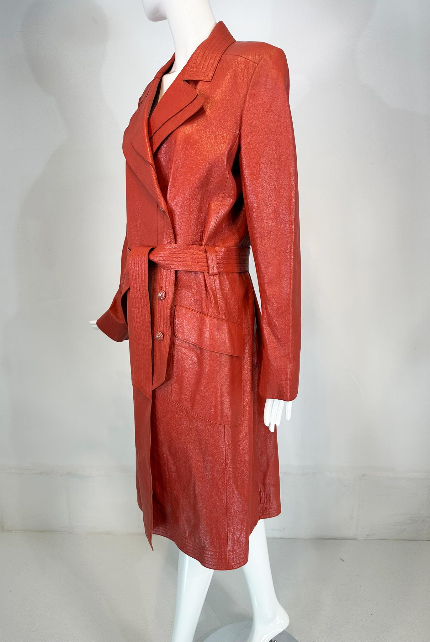 Chanel 2004P  Ziegelroter glasierter Ledermantel mit Gürtel und Gürtel und Emaille-Knöpfen 44 (Rot)