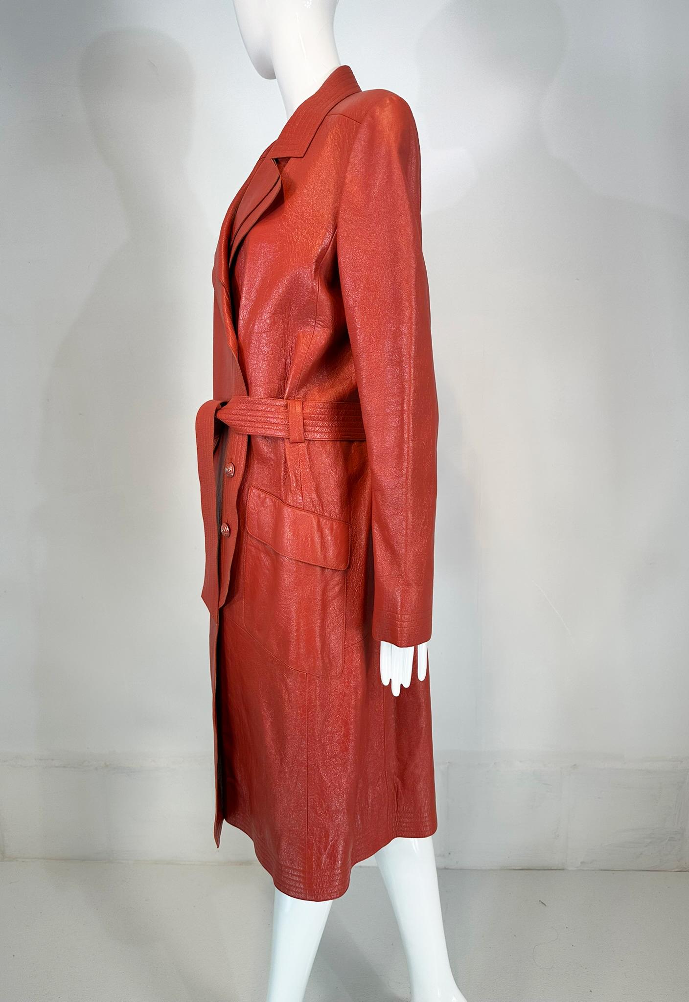 Chanel 2004P  Ziegelroter glasierter Ledermantel mit Gürtel und Gürtel und Emaille-Knöpfen 44 im Zustand „Gut“ in West Palm Beach, FL