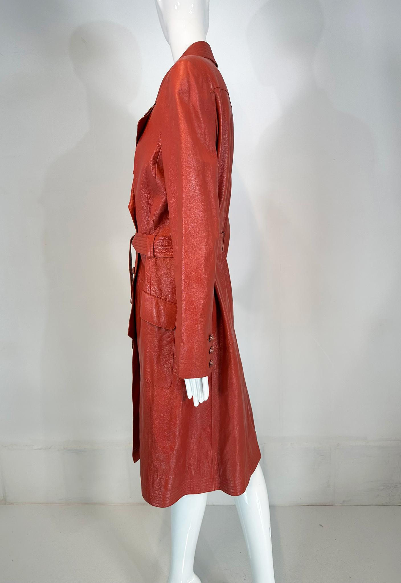 Chanel 2004P  Ziegelroter glasierter Ledermantel mit Gürtel und Gürtel und Emaille-Knöpfen 44 Damen