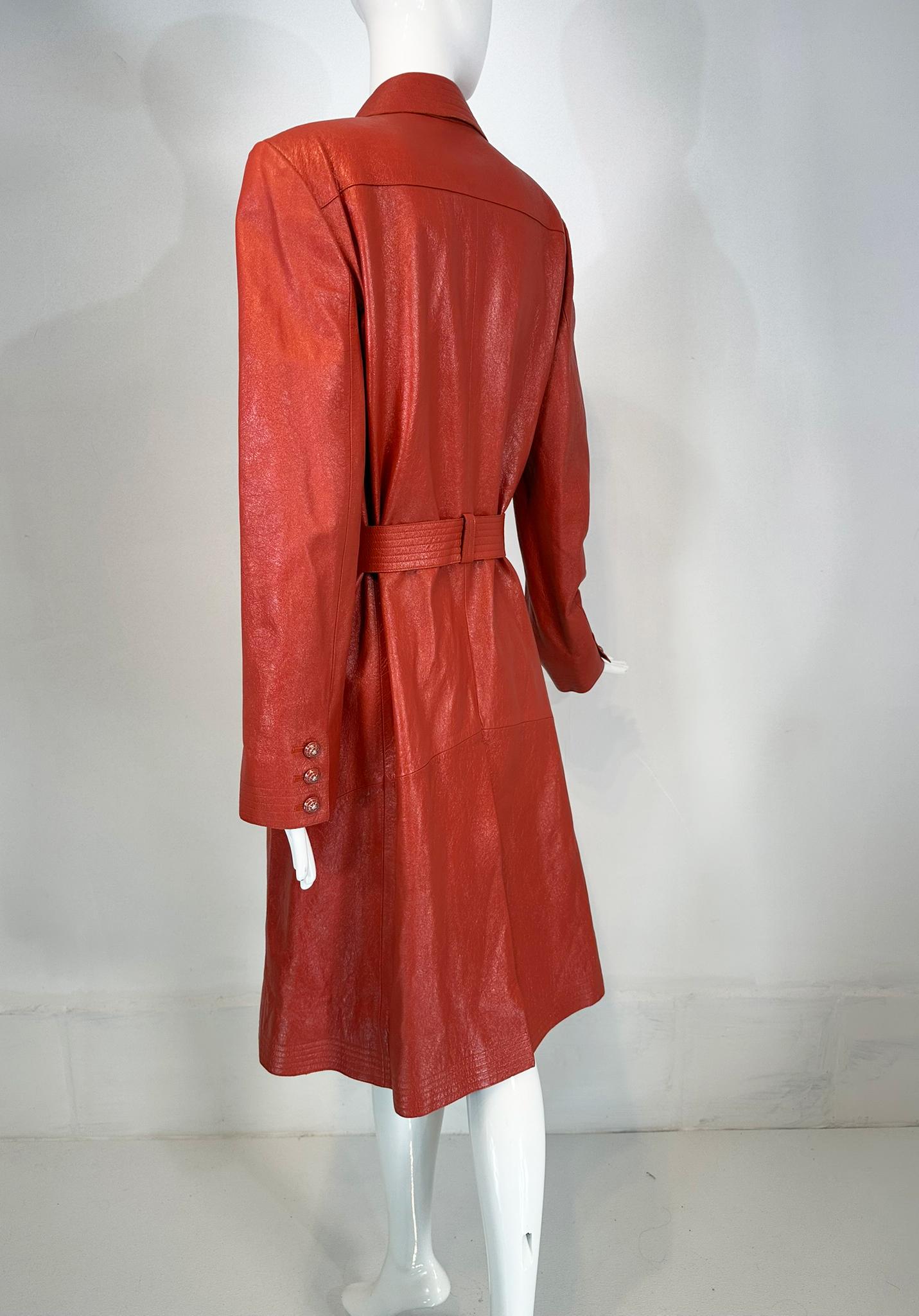 Chanel 2004P  Ziegelroter glasierter Ledermantel mit Gürtel und Gürtel und Emaille-Knöpfen 44 2