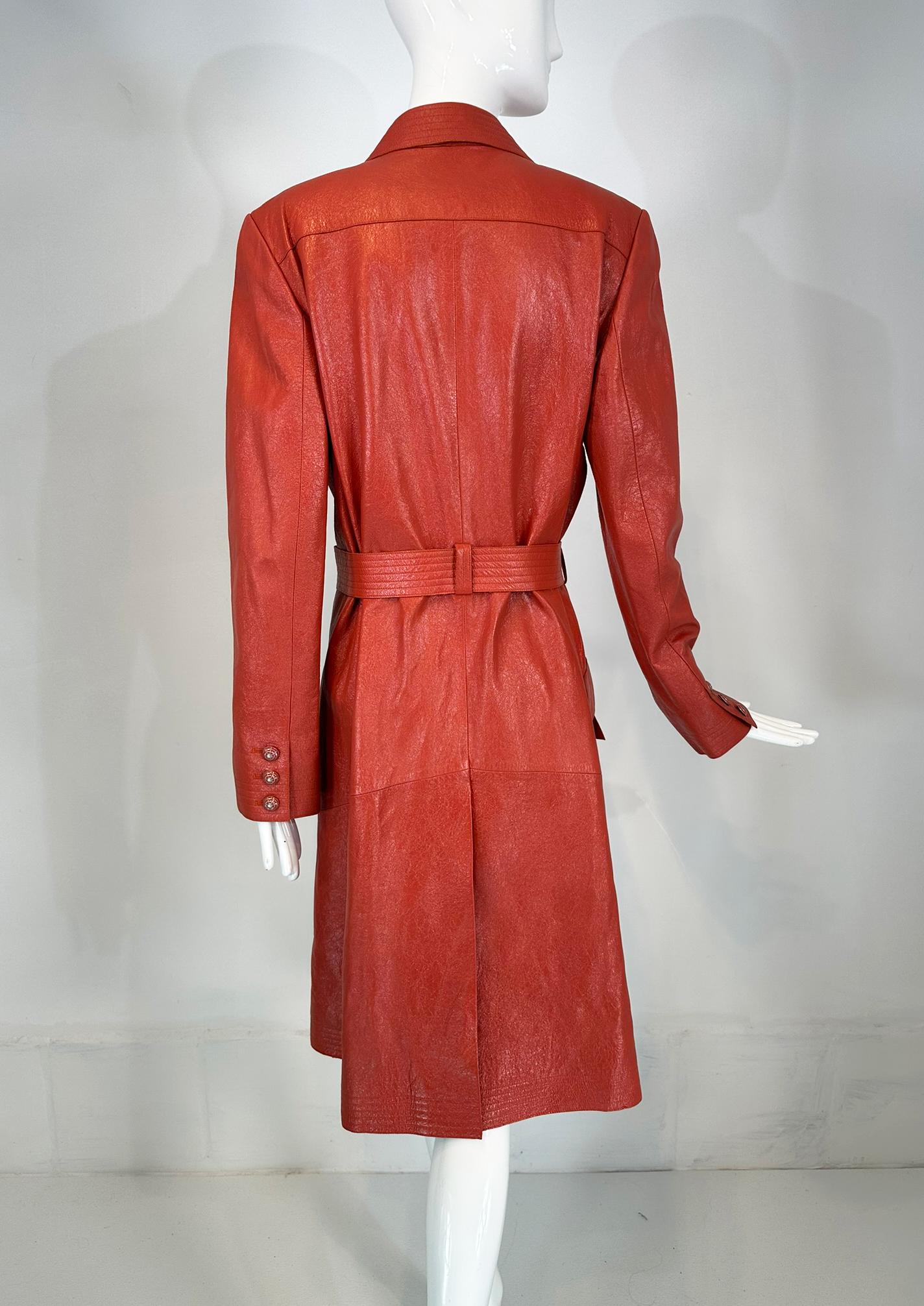 Chanel 2004P  Ziegelroter glasierter Ledermantel mit Gürtel und Gürtel und Emaille-Knöpfen 44 3