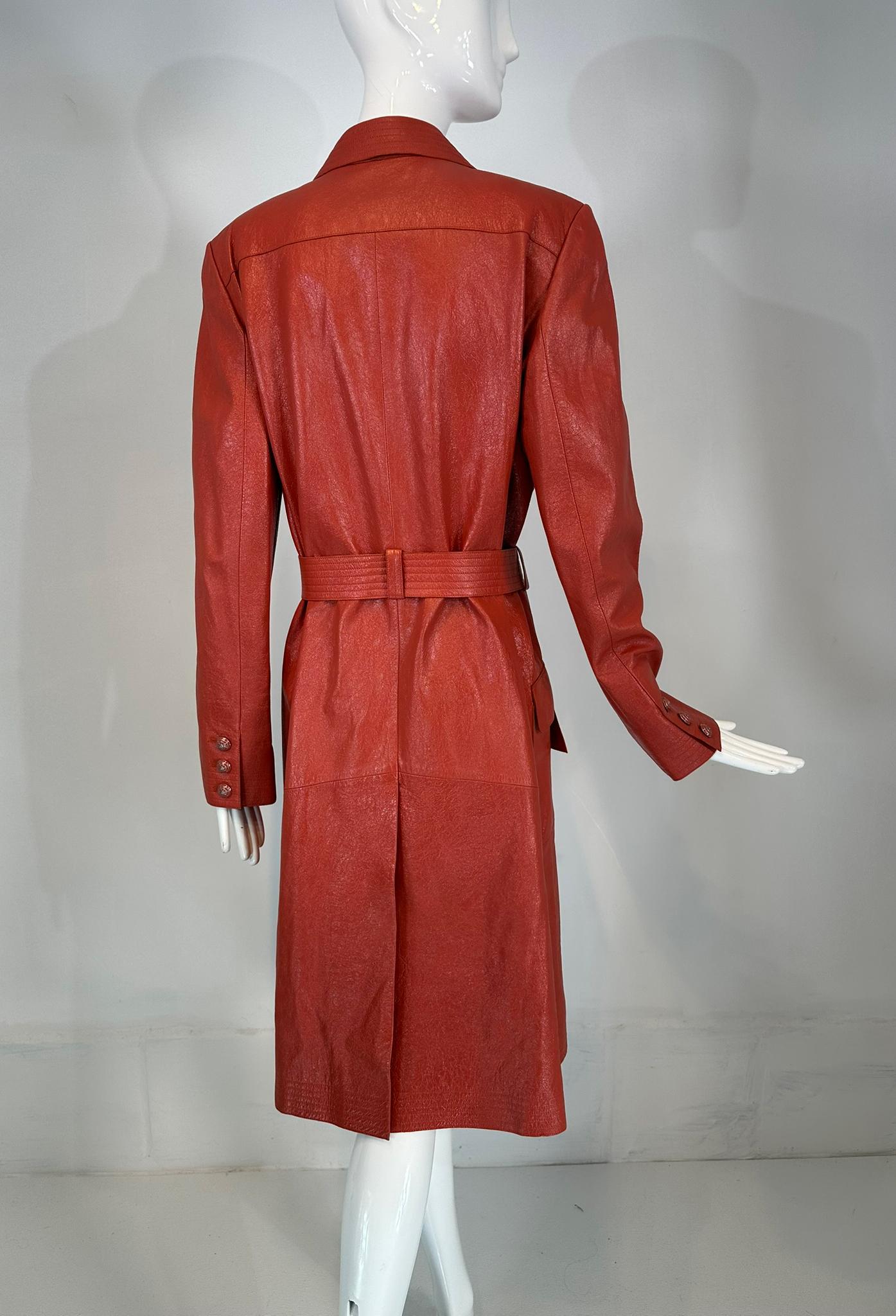 Chanel 2004P  Ziegelroter glasierter Ledermantel mit Gürtel und Gürtel und Emaille-Knöpfen 44 4