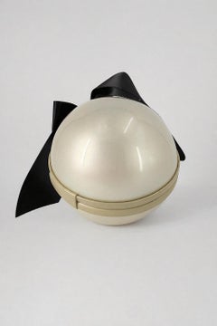 Chanel 2005 - Pochette à perles en lucite champagne-or et ruban de tissu noir