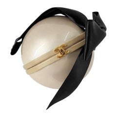 Chanel 2005 - Pochette à perles en lucite champagne-or et ruban de tissu noir