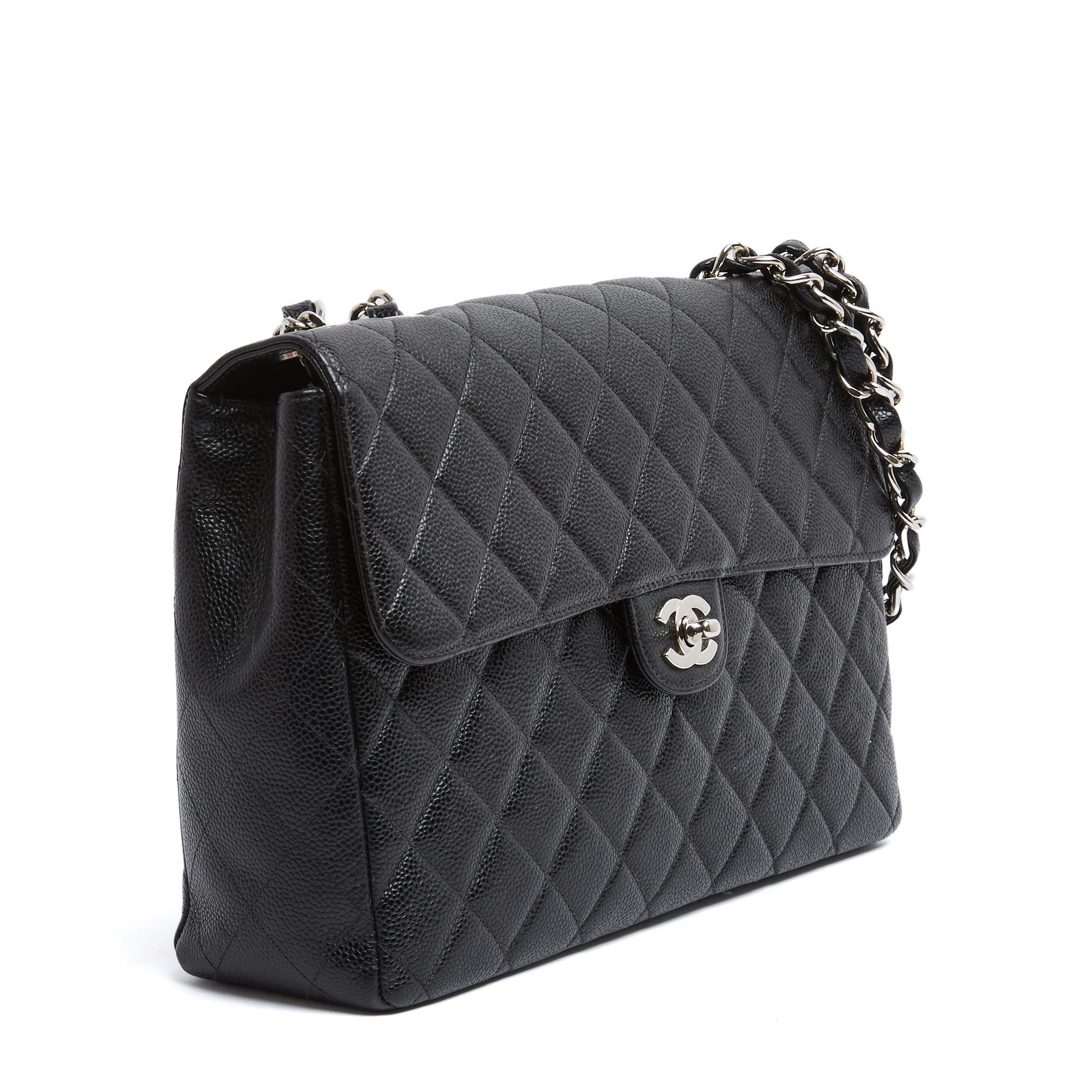Chanel Tasche der Serie Timeless, Modell Grand Sac Classique, aus schwarzem genarbtem Leder und silbernem Metall, große Tasche auf der Rückseite, einfache Klappe mit CC- oder Turnlock-Verschluss, Innenausstattung aus abgestimmtem Leder mit einem