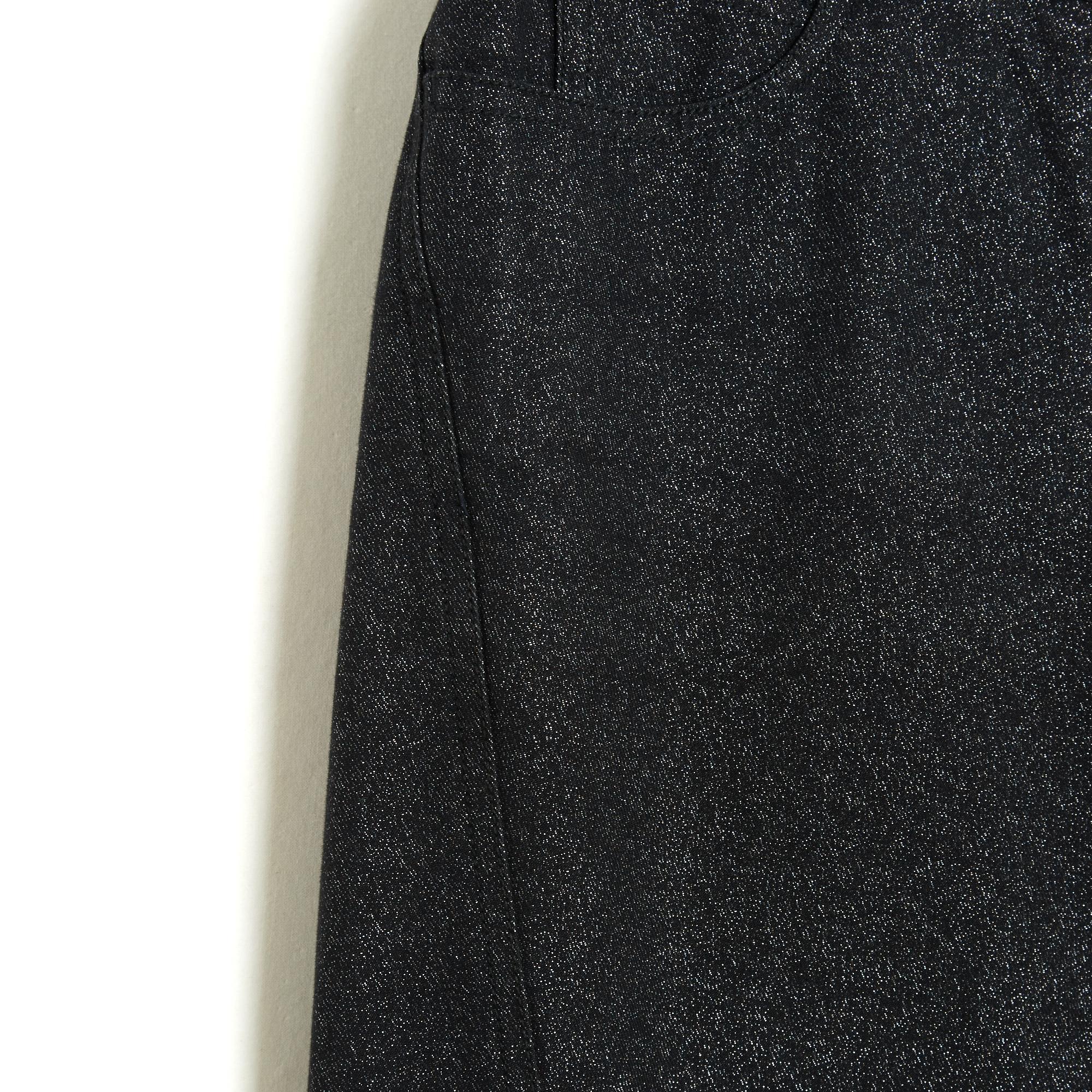 Pantalones Chanel colección AH2005 de Karl Lagerfeld, vaqueros rectos y cropped, de lona estilo vaquero de algodón y viscosa negra brillante, cintura baja con trabillas, cierre mediante cremallera y botón con el logotipo CC, 5 bolsillos, 5 botones