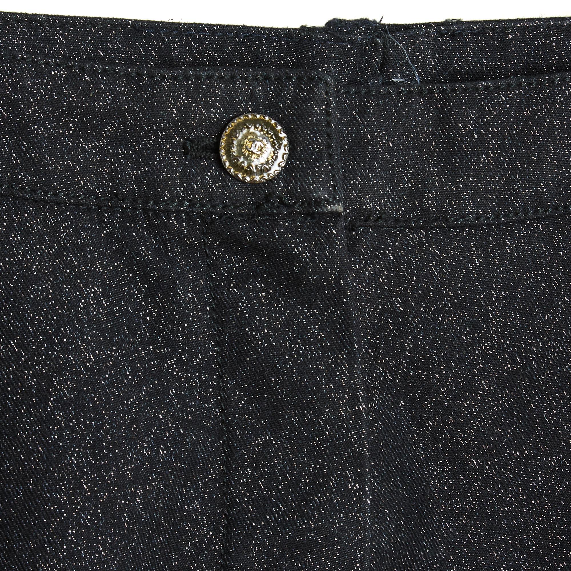 Pantaloni Chanel collezione AH2005 di Karl Lagerfeld, jeans dritti e corti, in tela nera lucida di cotone e viscosa stile denim, vita bassa con passanti per la cintura, chiusi da una zip e da un bottone con logo CC, 5 tasche, 5 bottoni con logo CC