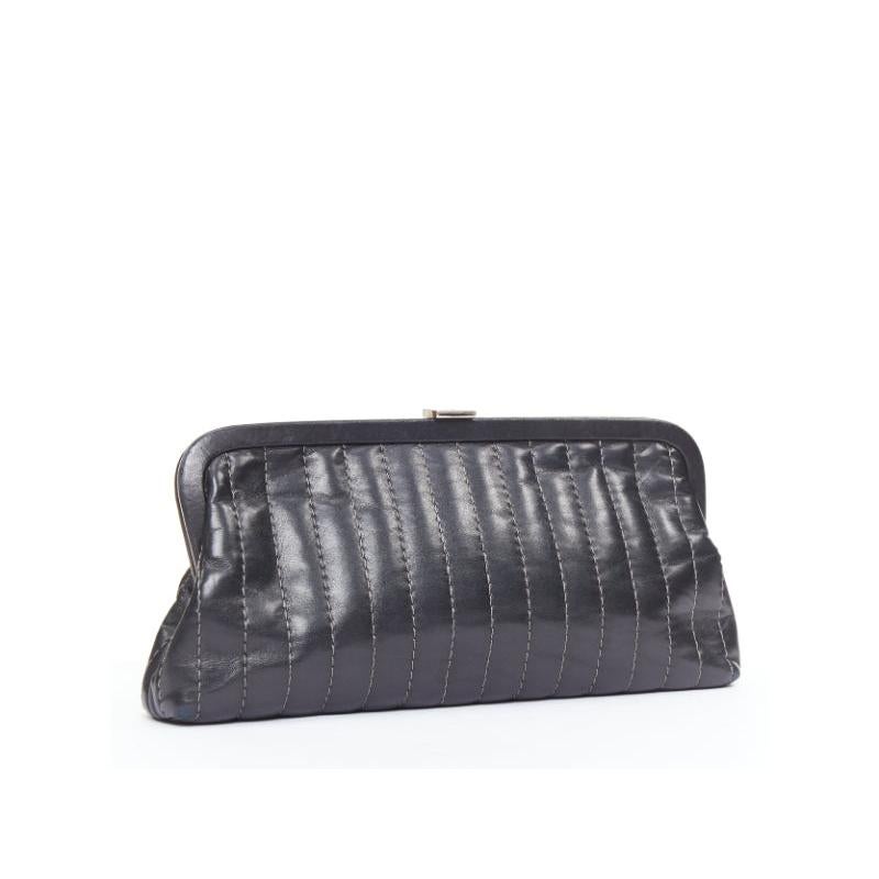 Noir CHANEL 2005 MADEMOISELLE Ligne pochette en agneau noir avec fermeture à glissière en vente