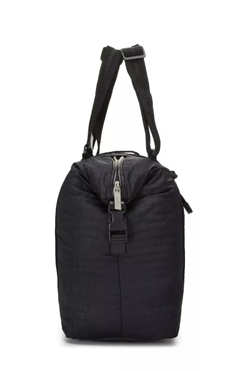 Chanel 2005 Nylon Sport Palestra Viaggio Trapuntato Nylon Grande Borsa Tote In condizioni buone in vendita a Miami, FL