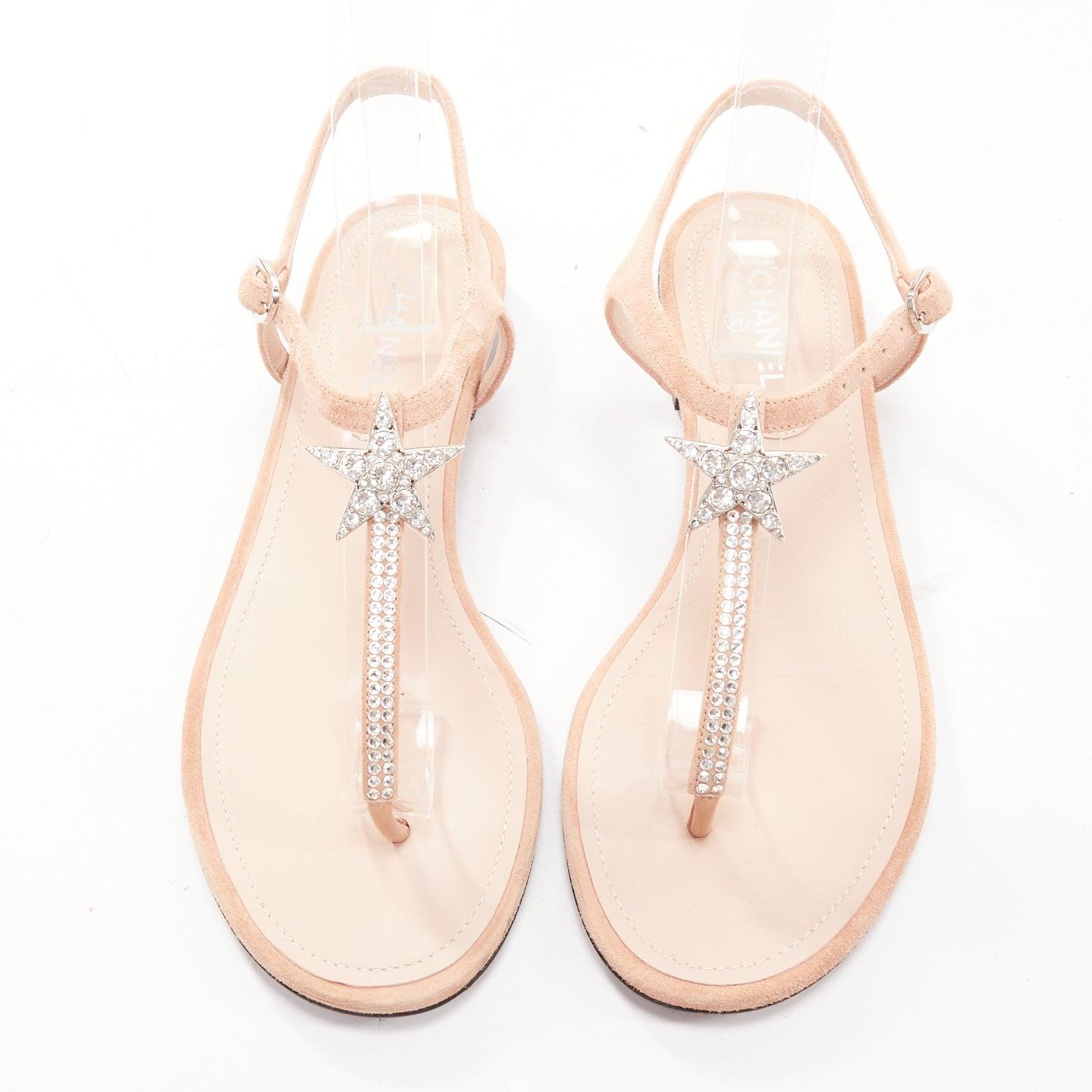 CHANEL 2005 Star strass crystal T strap flat nude leather thong sandals EU36.5
Reference: EALU/A00043
Brand: Chanel
Designer: Karl Lagerfeld
Collection: 2004
Material: Suede
Color: Nude, Silver
Pattern: Crystals
Closure: Ankle Strap
Lining: Nude