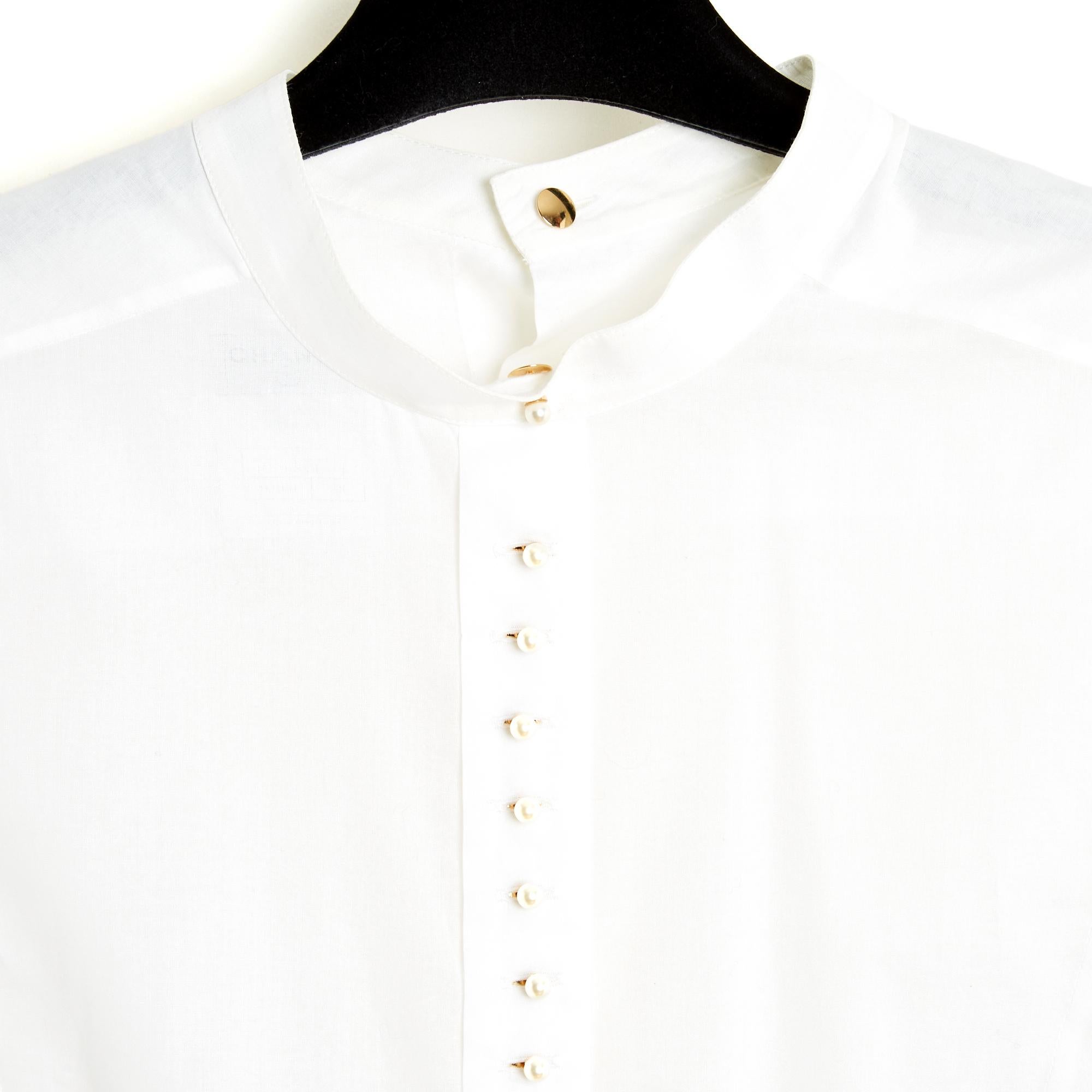 Chanel Cruise 2005 Collection Oberteil von Karl Lagerfeld aus weißem Baumwoll-Voile, lange Ärmel mit französischen Manschetten und Manschettenknöpfen aus Goldmetall und schicken Perlen, doppelter Verschluss vorne mit 18 Knöpfen (Kragenknopftyp) aus