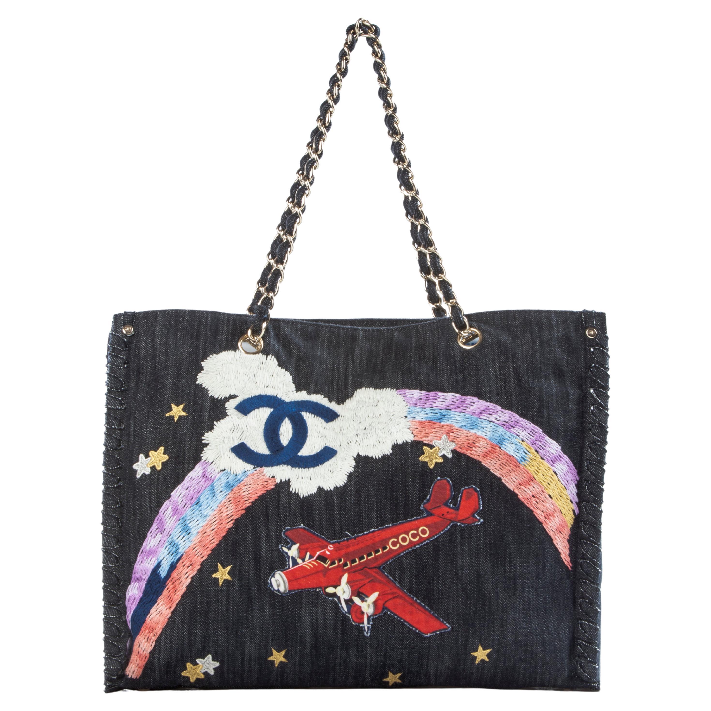 Chanel 2005 Vintage Airplane Regenbogen Mixed Media Blau Jean Denim Seltene Tote Bag im Angebot