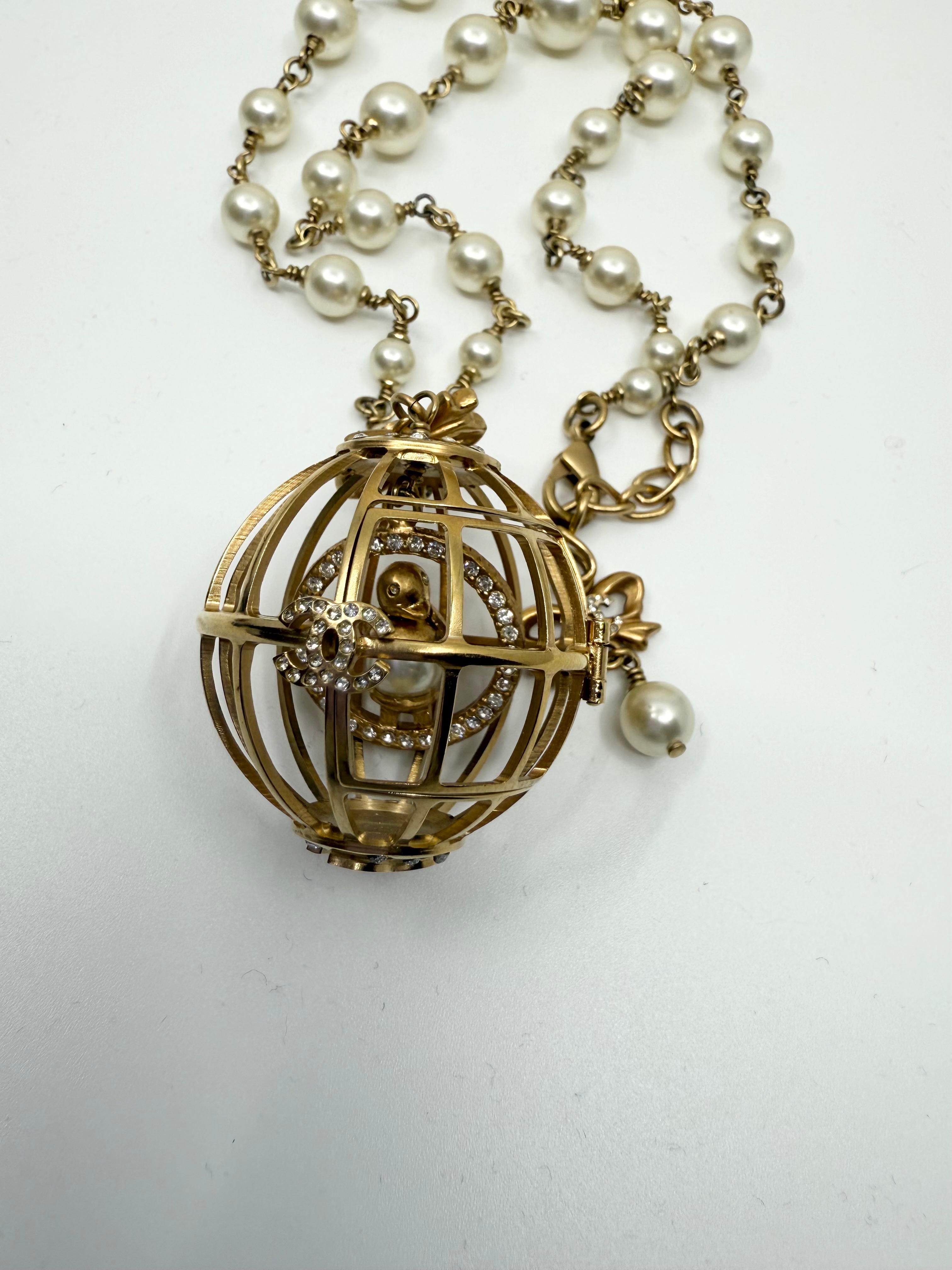 Chanel 2006 Vogelkäfig CC Vogel Bogen Ornament Perle lange Halskette im Zustand „Gut“ im Angebot in Rowland Heights, CA
