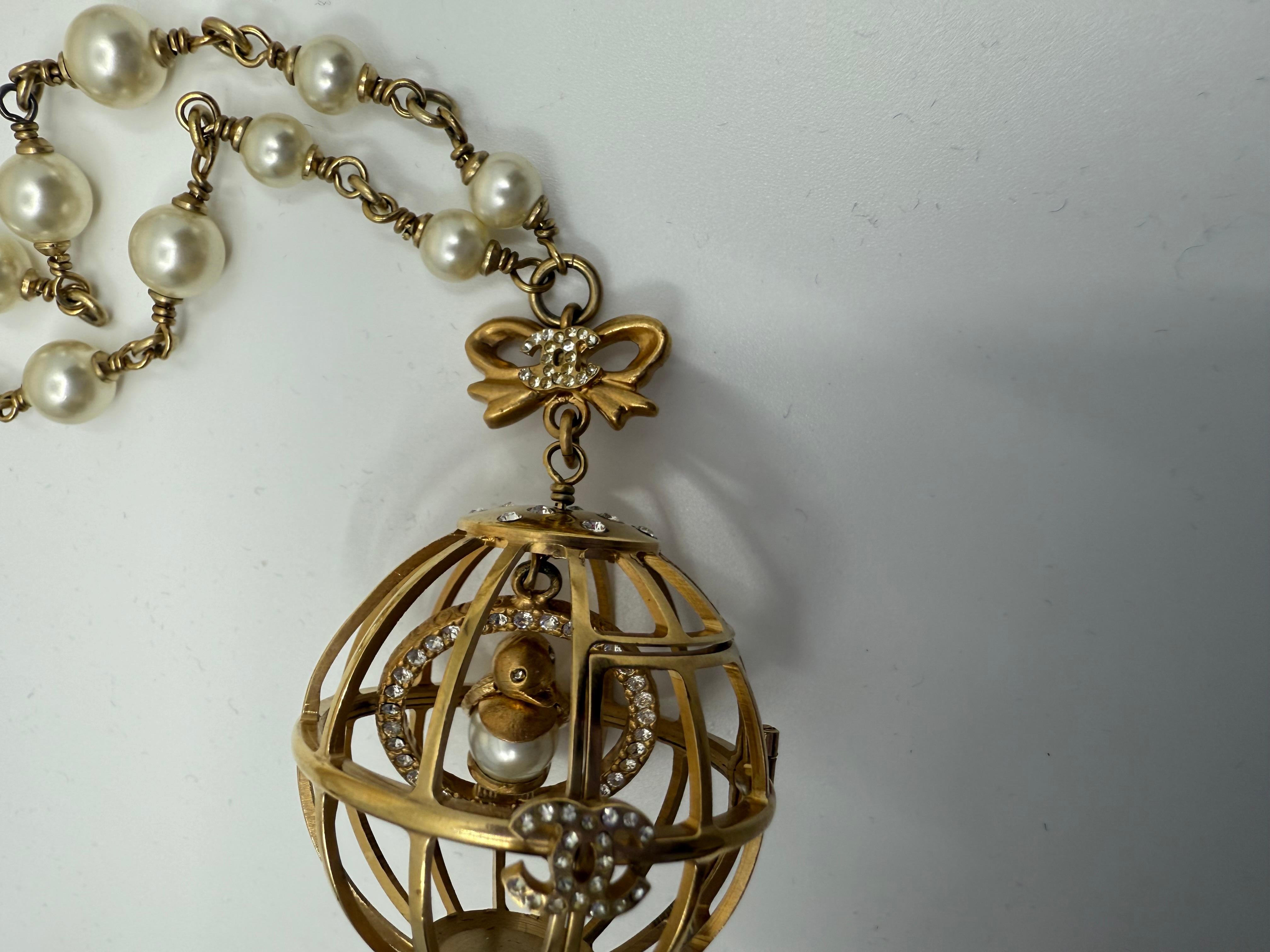 Chanel 2006 Vogelkäfig CC Vogel Bogen Ornament Perle lange Halskette im Angebot 1