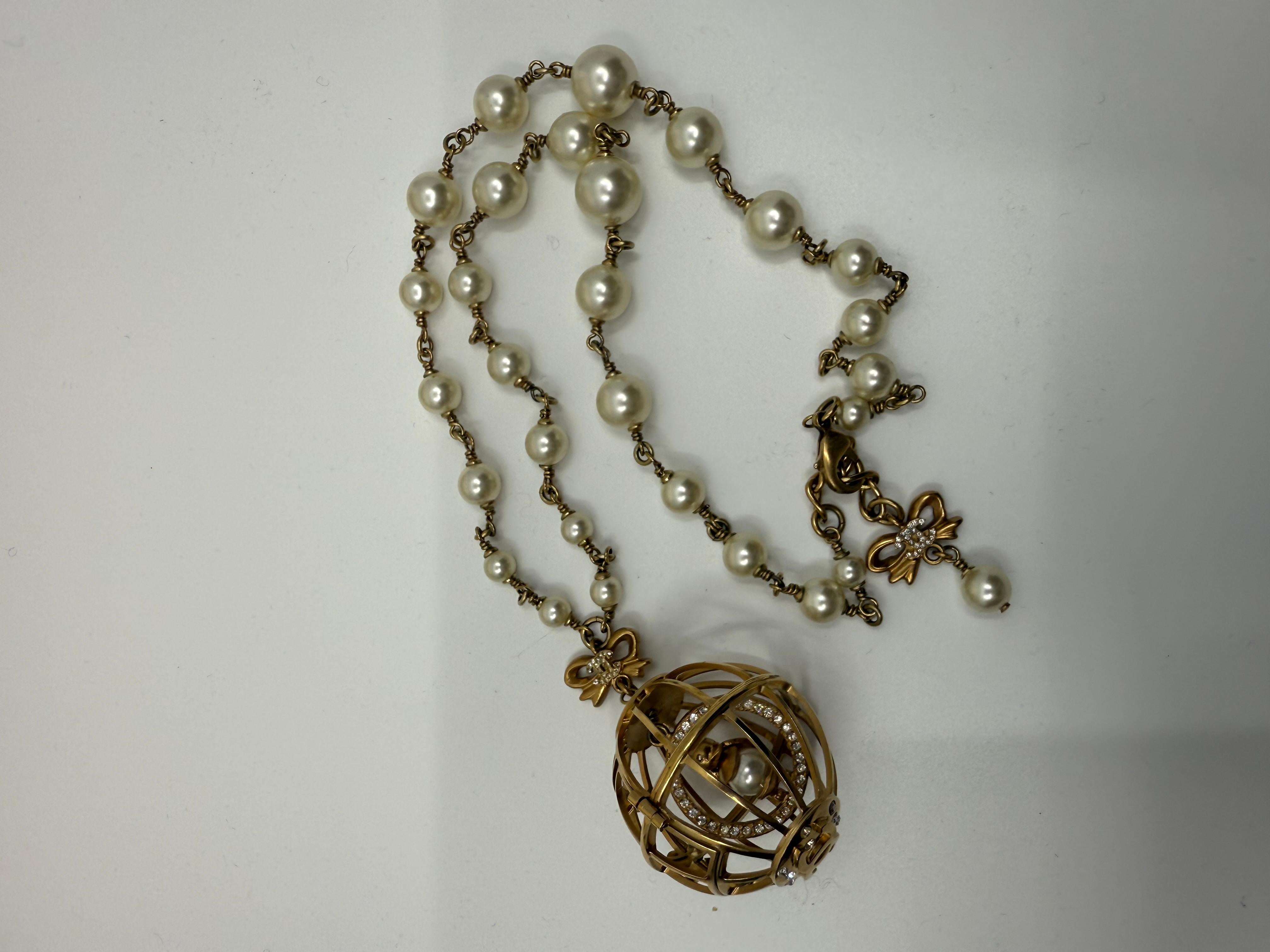 Chanel 2006 Vogelkäfig CC Vogel Bogen Ornament Perle lange Halskette im Angebot 5