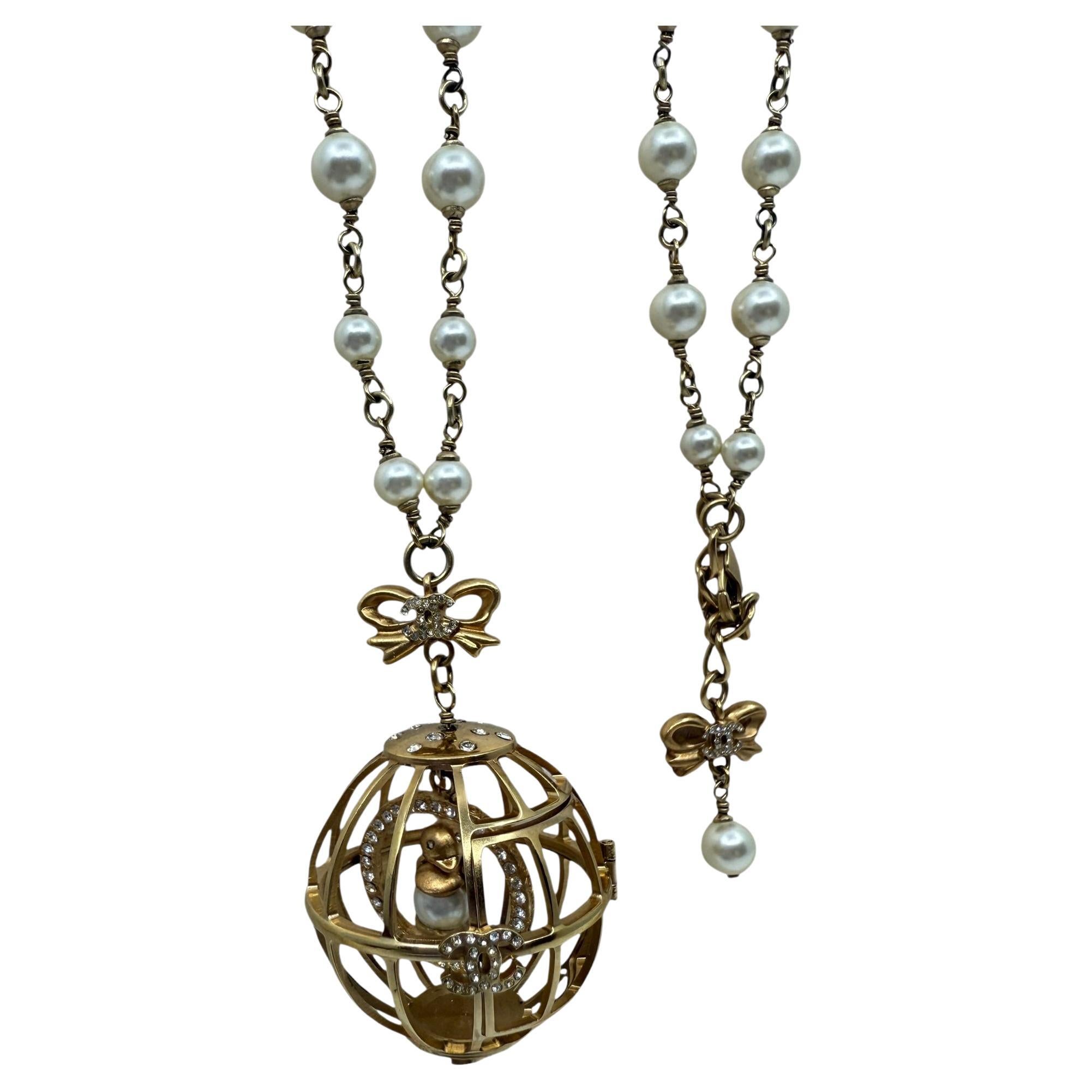 Chanel 2006 Vogelkäfig CC Vogel Bogen Ornament Perle lange Halskette im Angebot