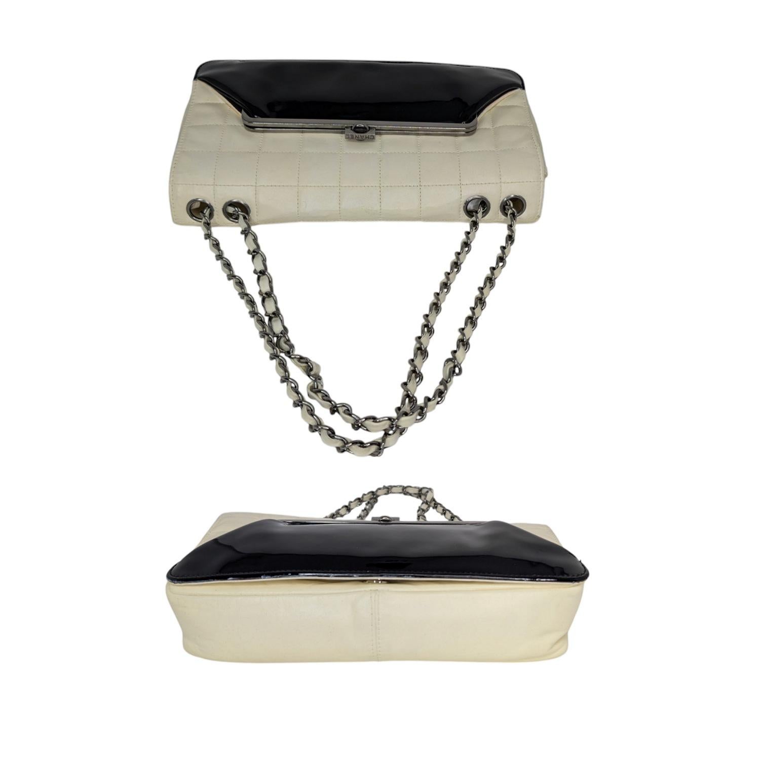 Chanel 2006 Chocolate Bar Lambskin Bicolor Kiss-Lock Flap In Good Condition For Sale In Scottsdale, AZ
