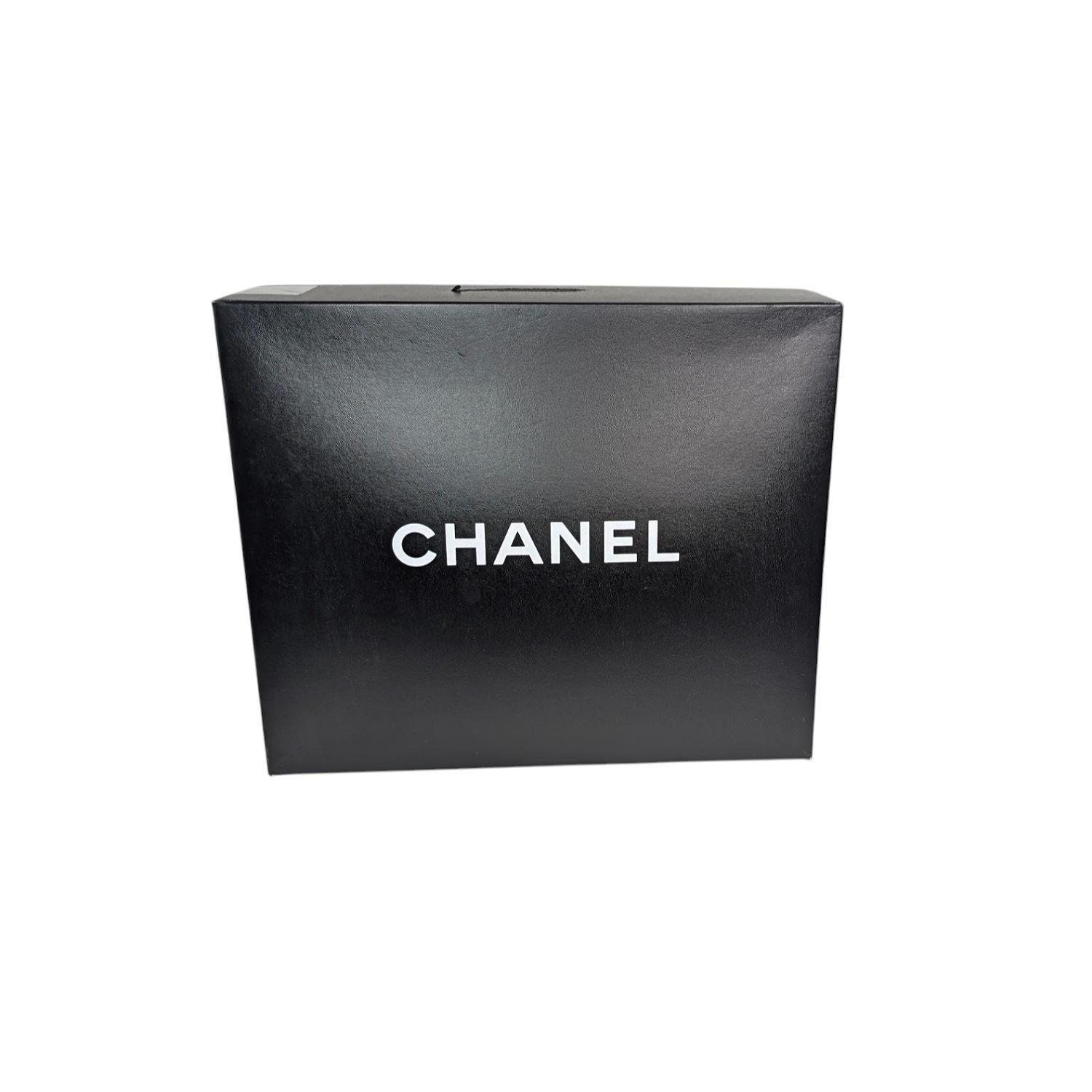 Chanel 2006 Chocolate Bar Lambskin Bicolor Kiss-Lock Flap For Sale 3