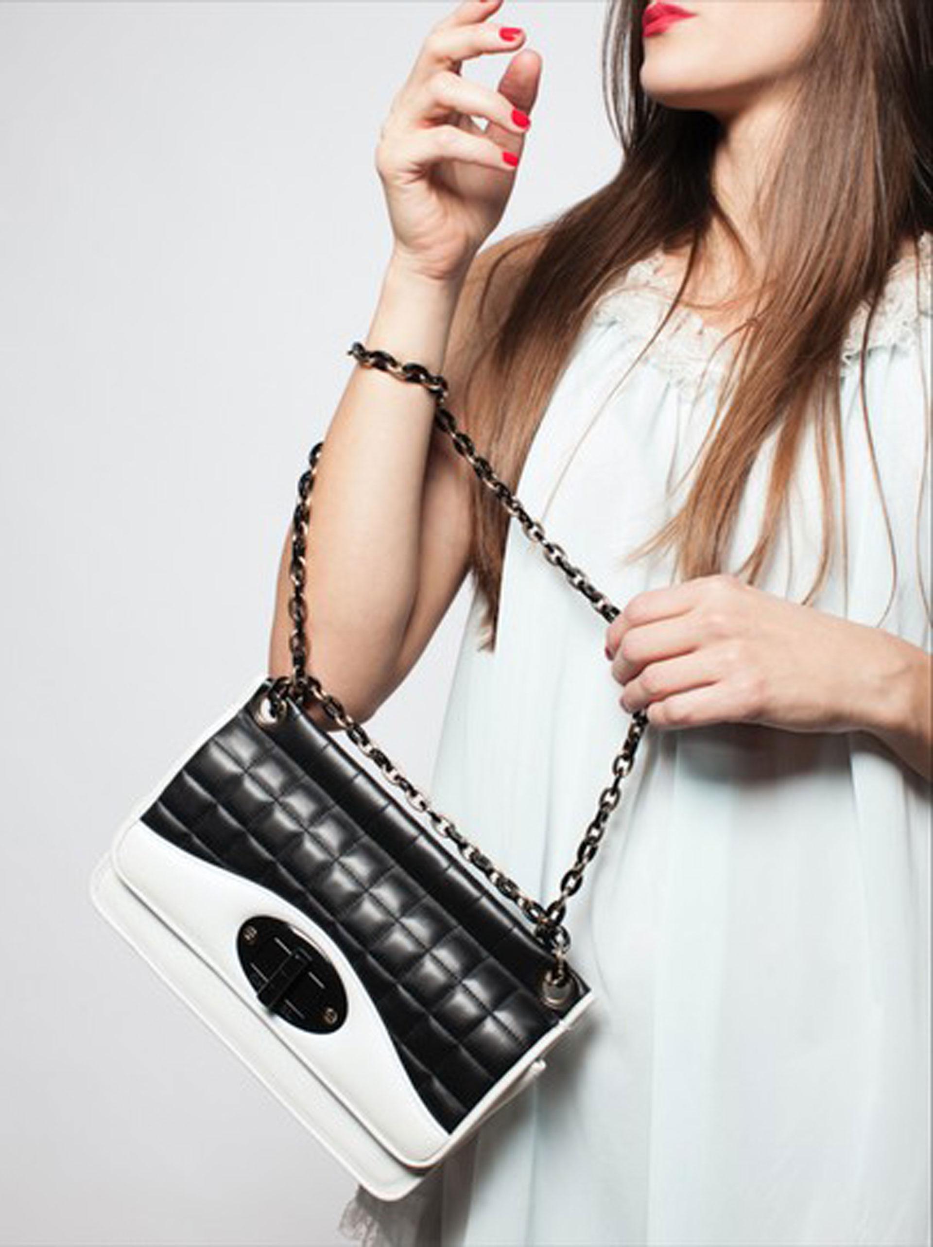 Chanel Classic Flap Two Tone Limited Edition Black & White Lambskin Long Bag

2006 {VINTAGE 18 Years}
Gold tone hardware
Resin shoulder chain
Mademoiselle re-issue oversized turnlock
Lambskin quilted leather
5.5