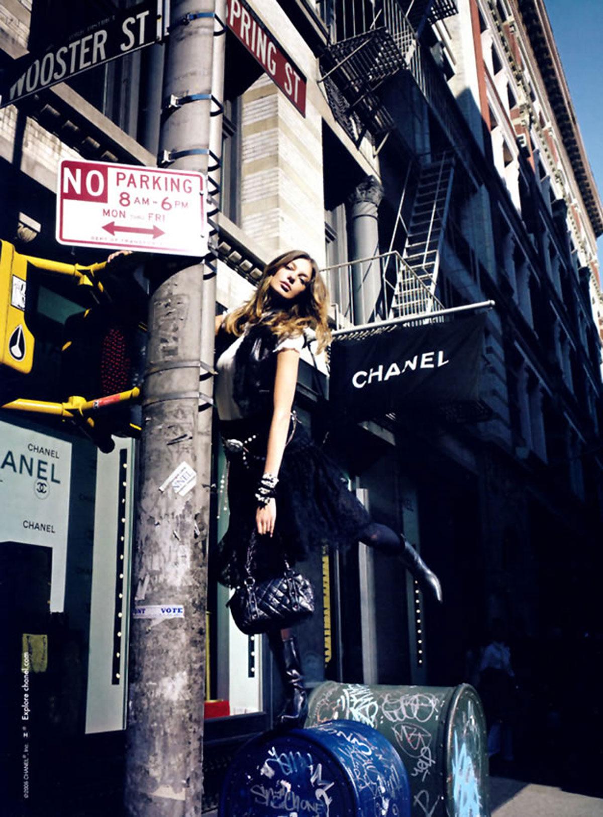 Chanel 2006 Distressed Soft Bubble Calfskin Small Mini Bowler Tote 

Small size Chanel distressed calfskin black bowler with interwoven braided straps

2006 {VINTAGE 16 Years}
Silver hardware
Zipper closure
Interior graffiti lining
Interior centered