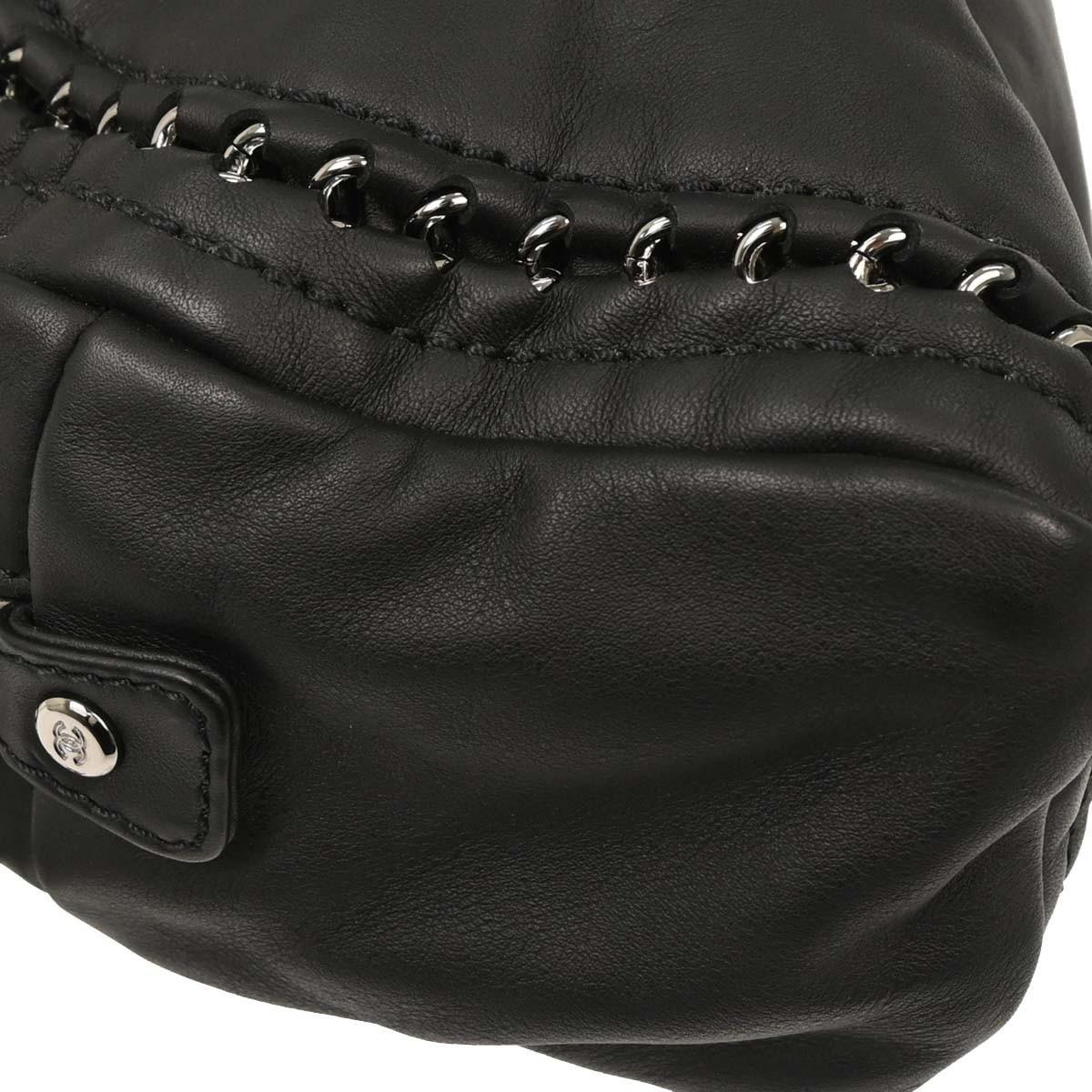 Chanel 2006 Silhouette allongée Sac à main Bowler Cuir d'agneau doux comme du beurre en vente 1