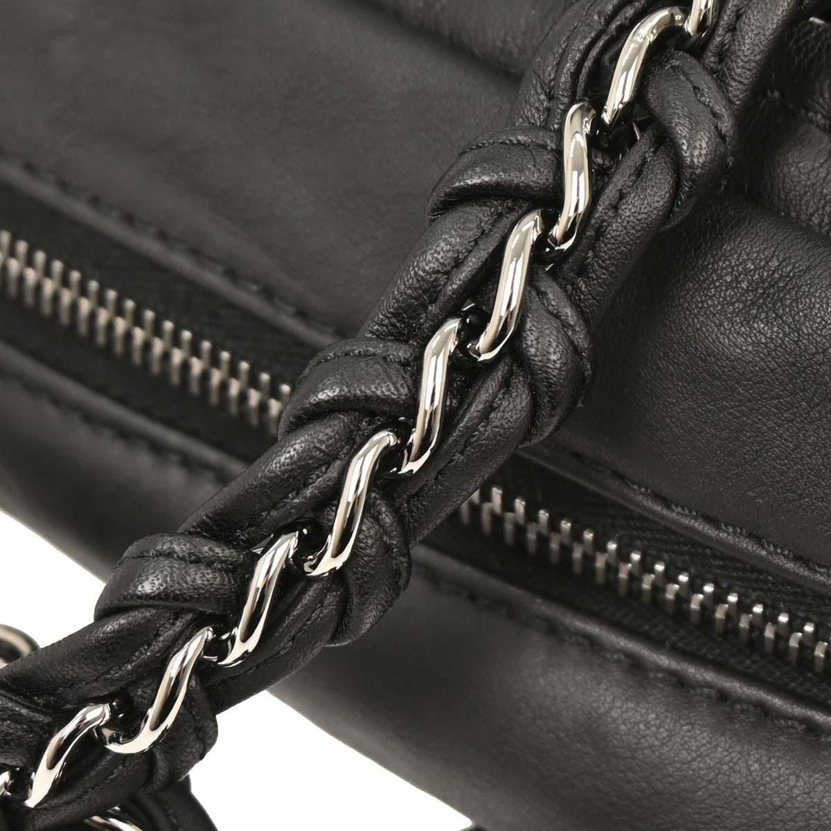 Chanel 2006 Silhouette allongée Sac à main Bowler Cuir d'agneau doux comme du beurre en vente 2