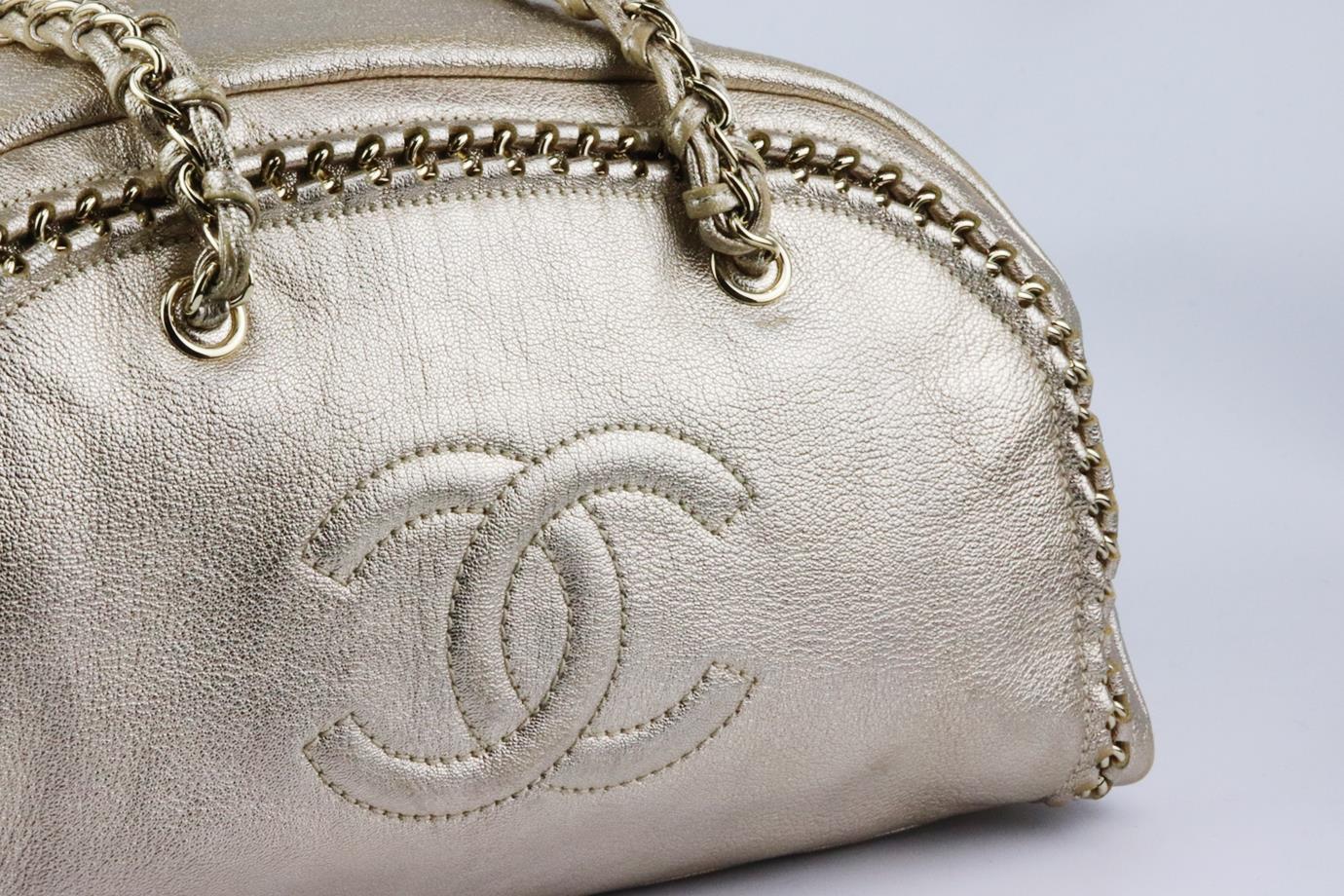 Made in Italy, this beautiful 2006 Chanel ‘Luxe Ligne' shoulder bag has been made from gold grained leather exterior, this piece is decorated with a large embroidered CC on the front and Chanel's gold-tone chain and leather shoulder straps. Gold