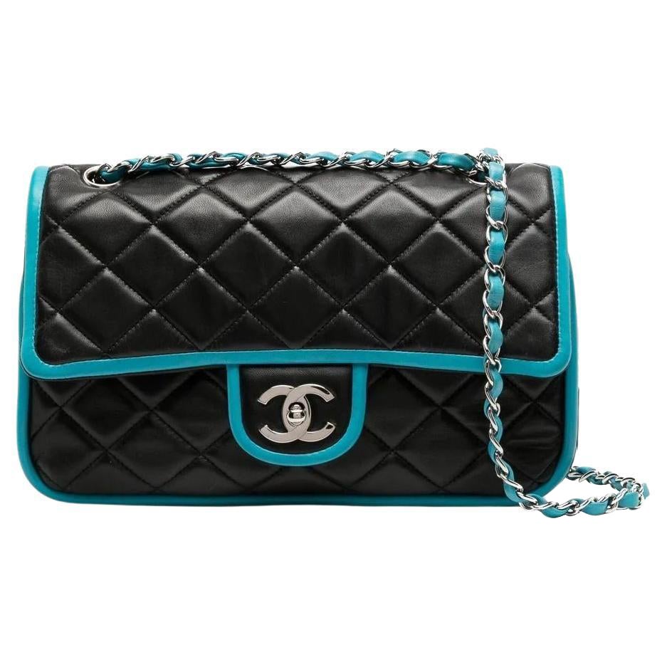 Chanel 2006 Bolso Mediano Doble Solapa Clásico en Piel de Cordero Negra Ribetes Turquesa