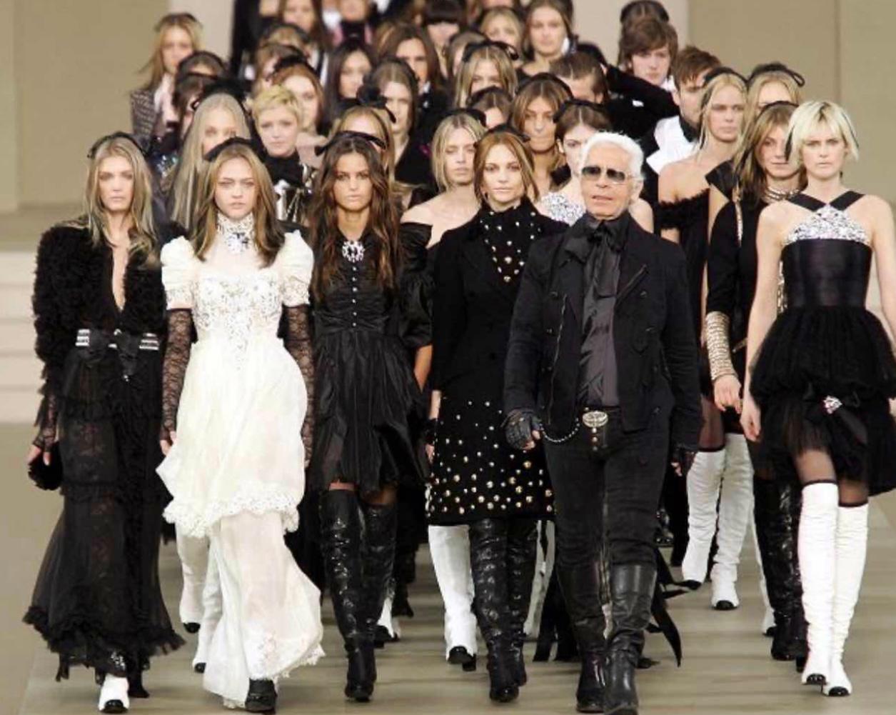 Exquisite collectible Chanel black dress ~ featuring baroque silhouette ~ from Runway of 2006 Fall Collection by Maestro Lagerfeld
~ For true connoisseurs ~ impossible to find anywhere in the world!
Size mark 34 FR / Condition: pristine
- CC logo
