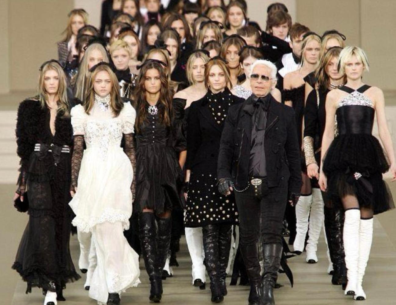 Women's or Men's Chanel 2006 Rarest Baroque Style Runway Black Dress 34 FR