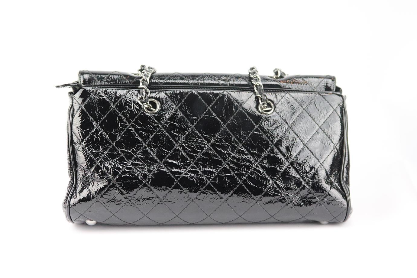 Made in Italy, this beautiful 2006 Chanel ‘Ritz' flap shoulder bag has been made from black patent-leather exterior, this piece is decorated with Chanel's ruthenium twist-lock CC logo on the front and finished with a matching chunky chain and