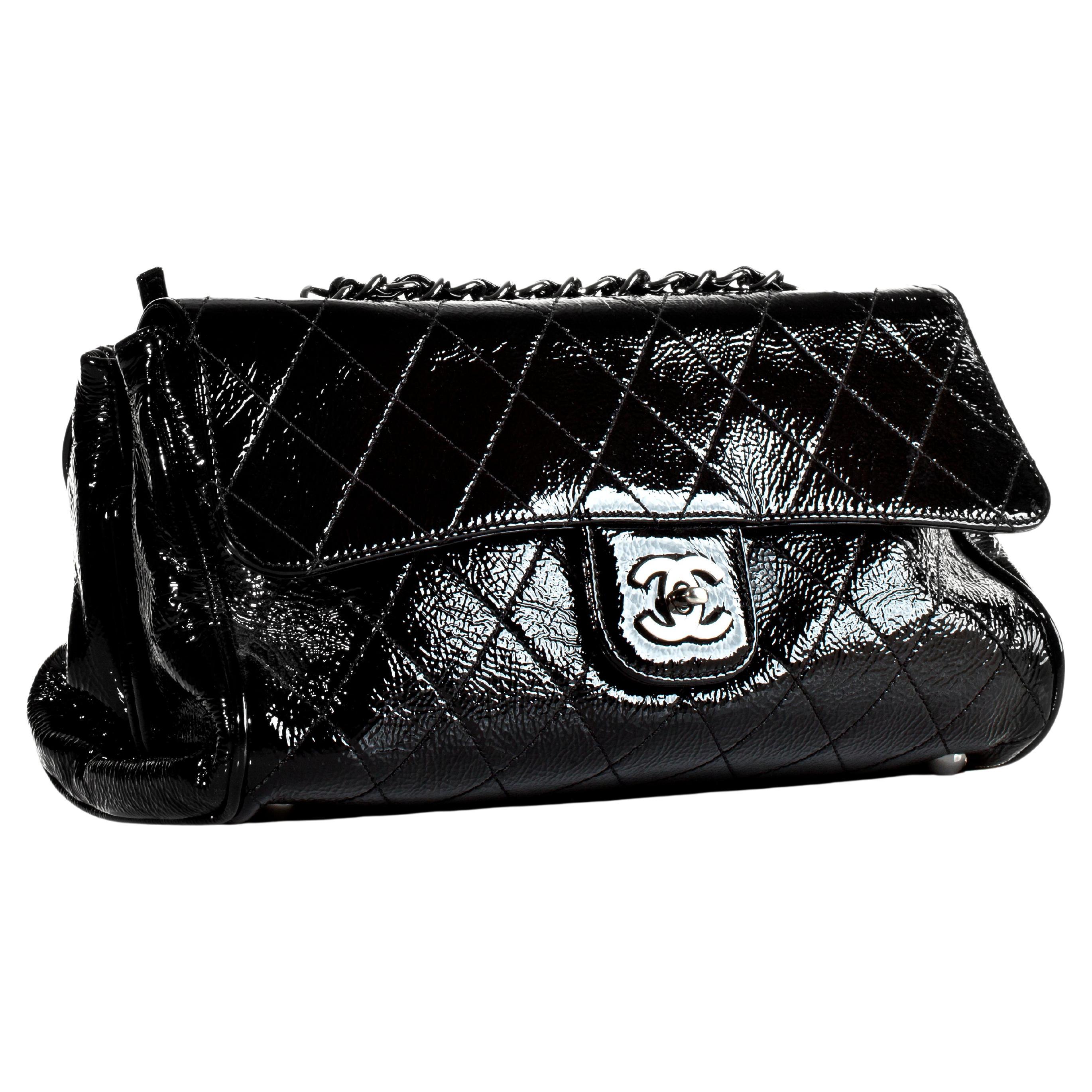 Chanel 2006 Small Patent Flap Bag Kiss lock Multi Compartment Shoulder Tote Bag In Good Condition For Sale In Miami, FL