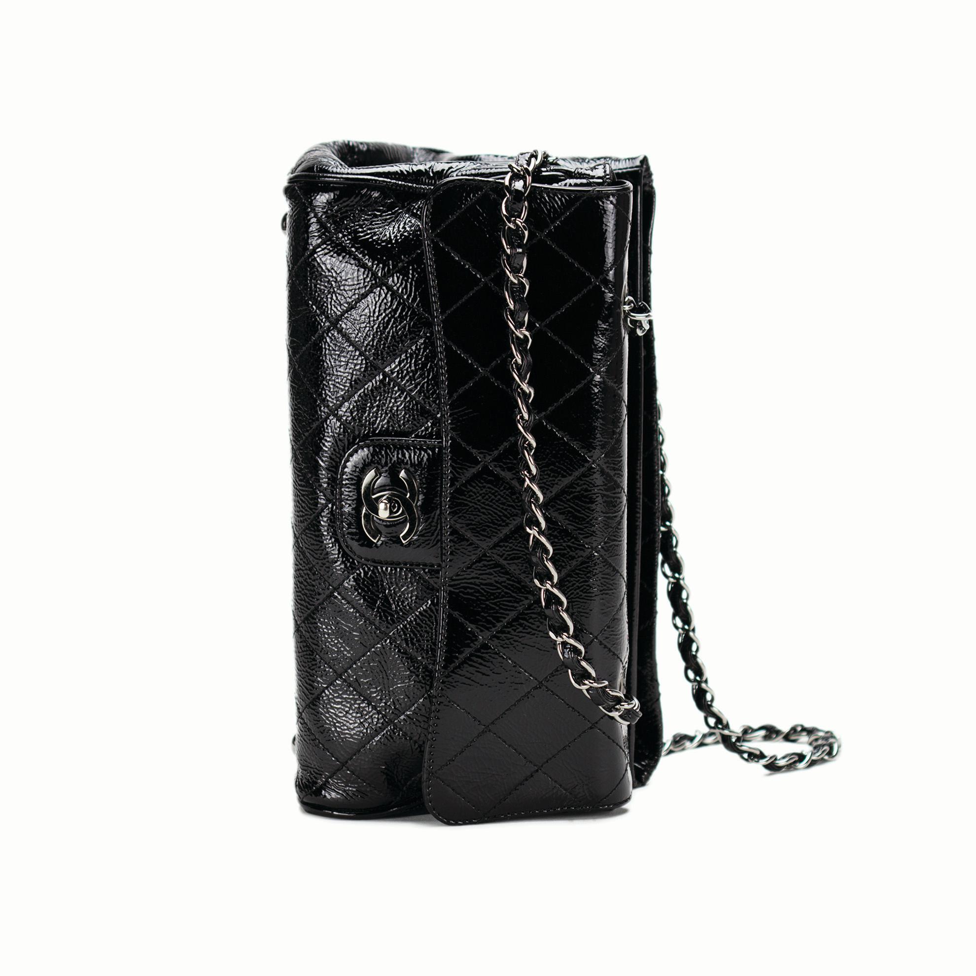 Chanel 2006 Small Patent Flap Bag Kiss lock Multi Compartment Shoulder Tote Bag Unisexe en vente