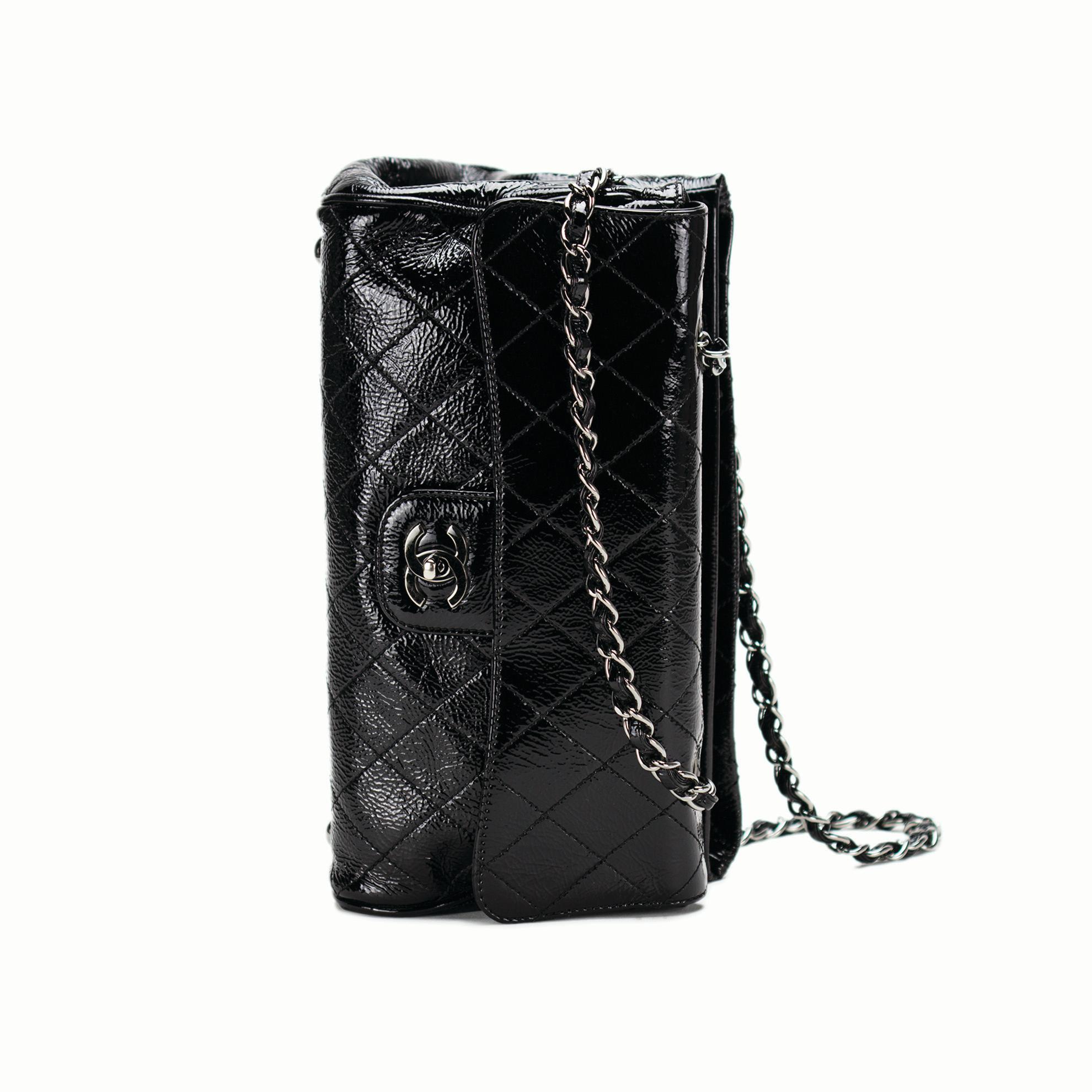 Chanel 2006 Small Patent Flap Bag Kiss lock Multi Compartment Shoulder Tote Bag In Good Condition For Sale In Miami, FL