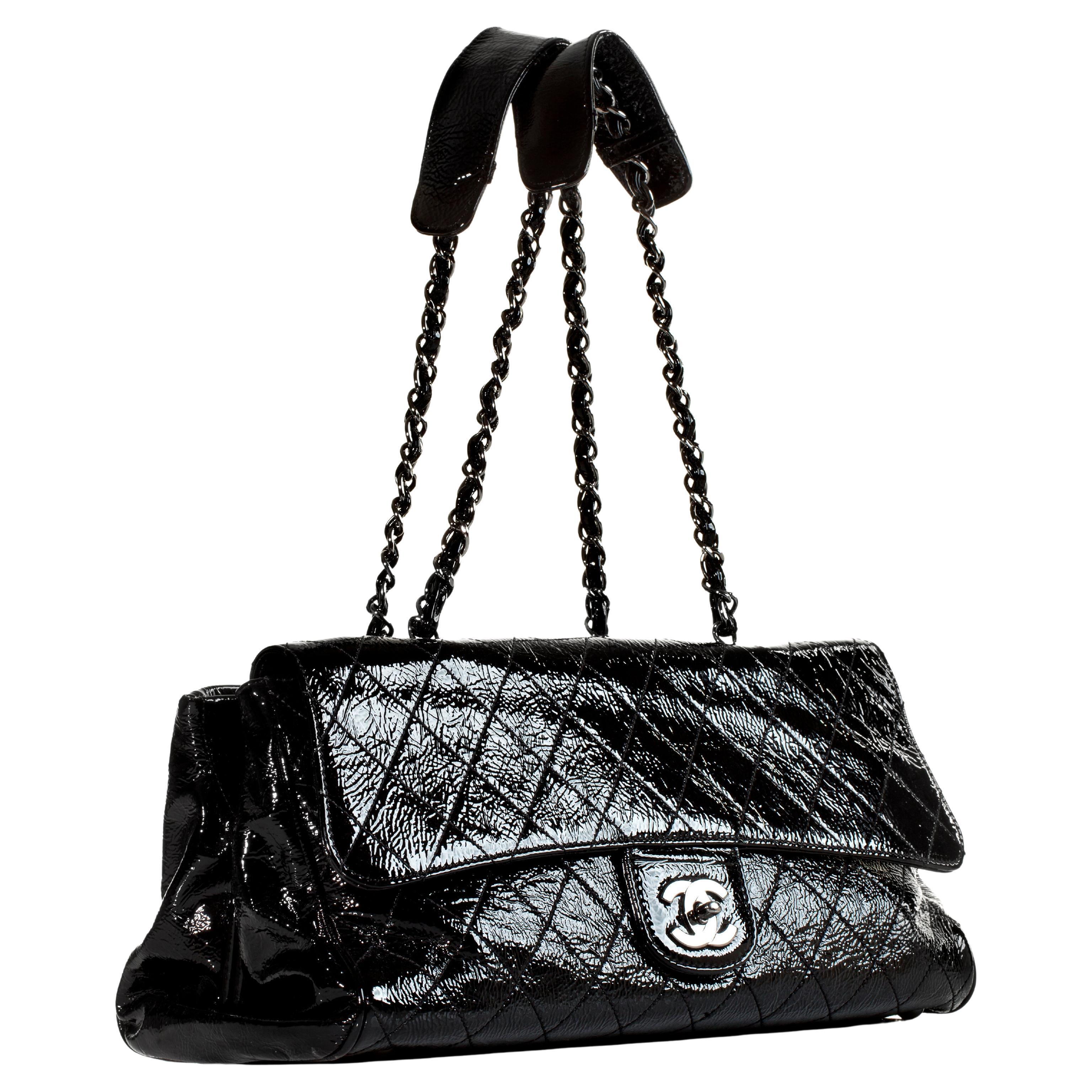 Chanel 2006 Small Patent Flap Bag Kiss lock Multi Compartment Shoulder Tote Bag For Sale